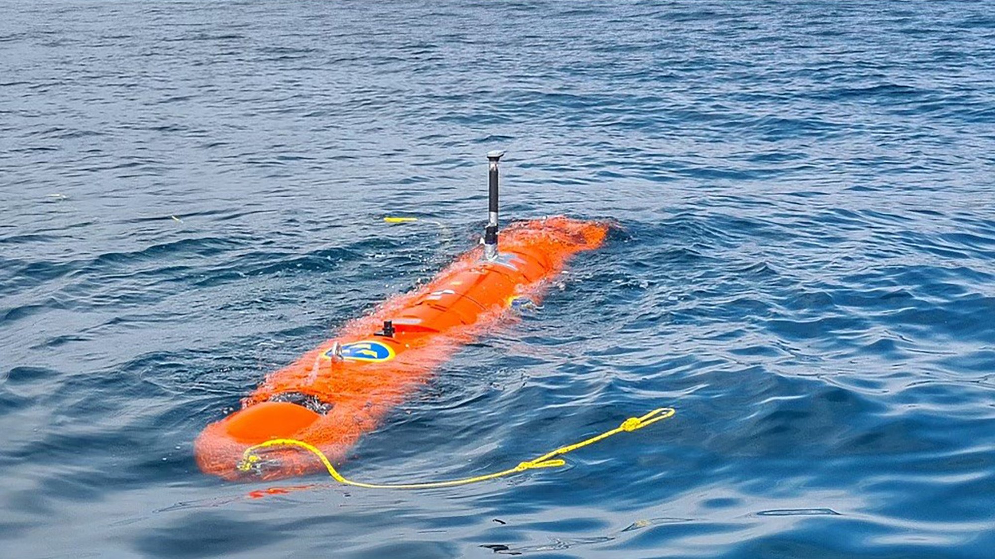 En orange  AUV i vattnet.