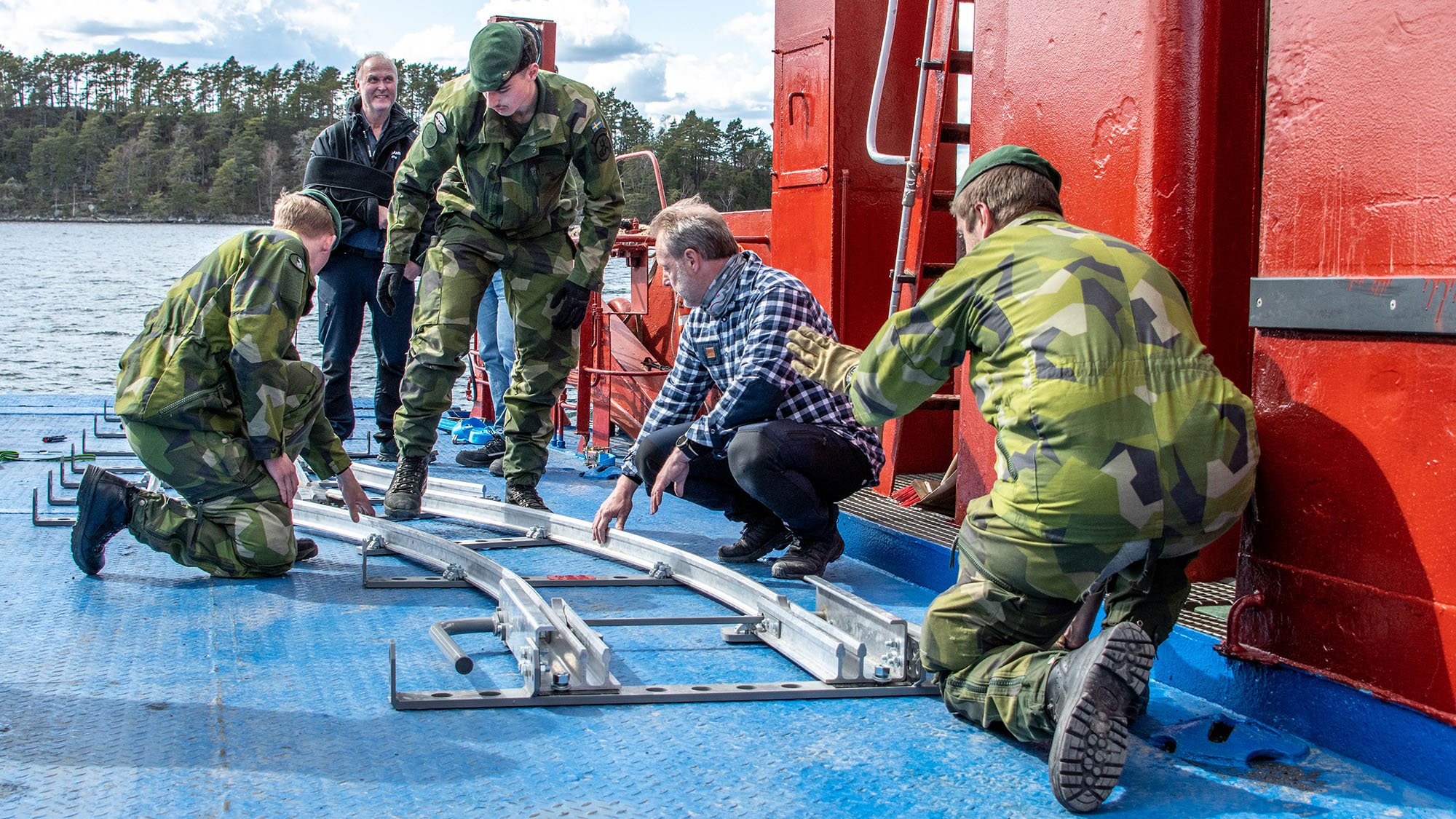 Soldater monterar den nya minrälsen på fartygets däck. Foto: Melina Westerberg/Försvarsmakten
