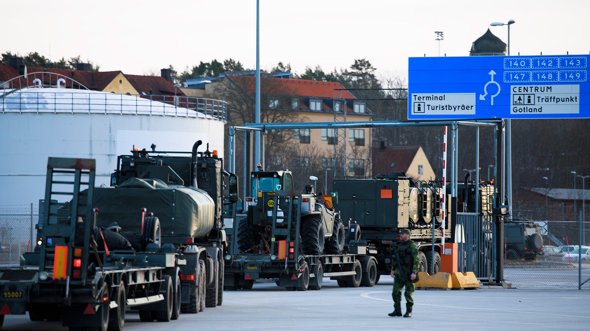 Trupper från Luftvärnsregementet Lv 6 anländer till Visby hamn i samband med att Försvarsmaktens närvaro på Gotland förstärkts. 