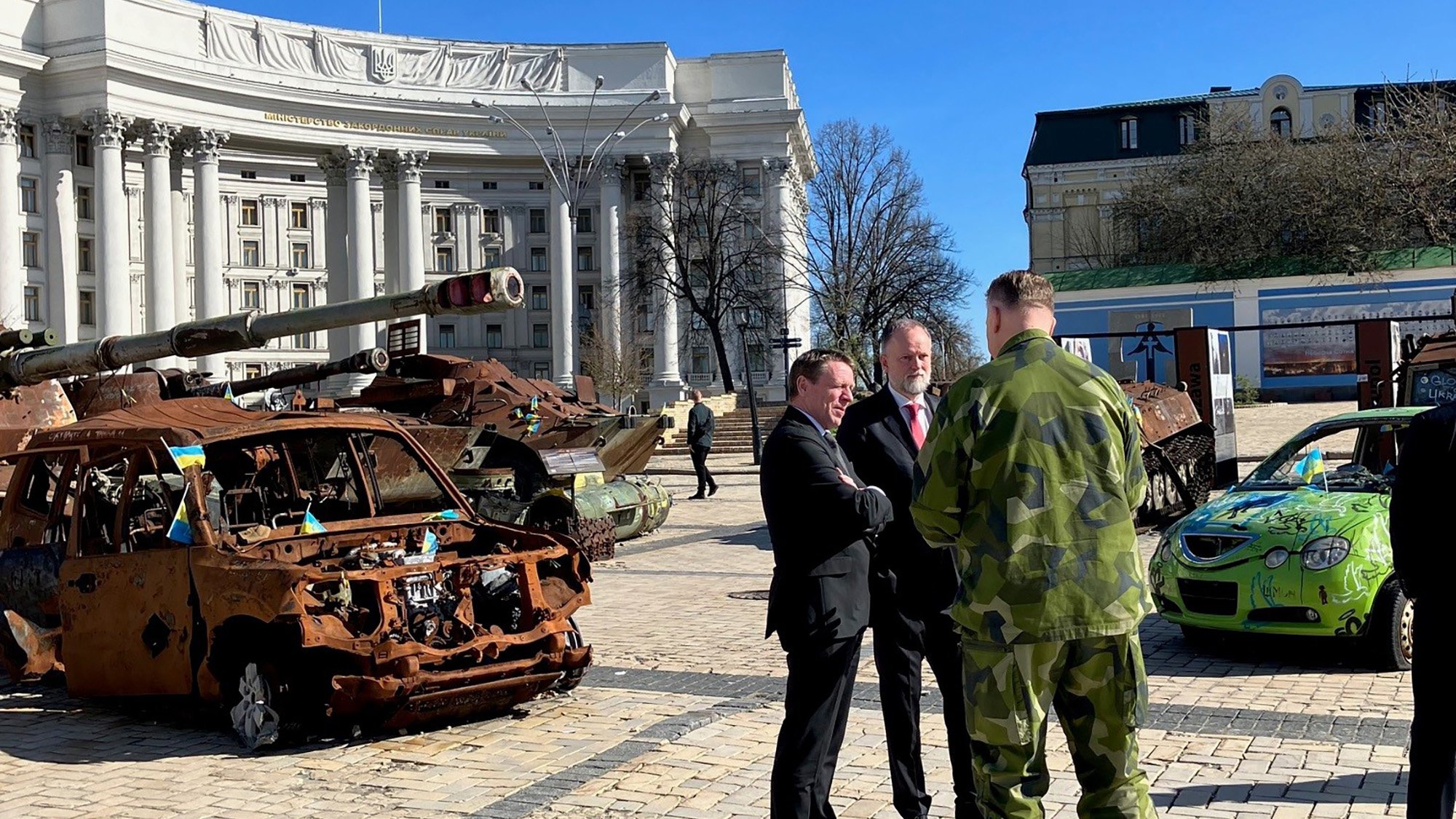 Generaldirektör Göran Mårtensson samtalar med Sveriges ambassadör i Ukraina, Martin Åberg, och försvarsattché Hans Granlund på Mykhailivska (Saint Michael's) torg i Kiev.