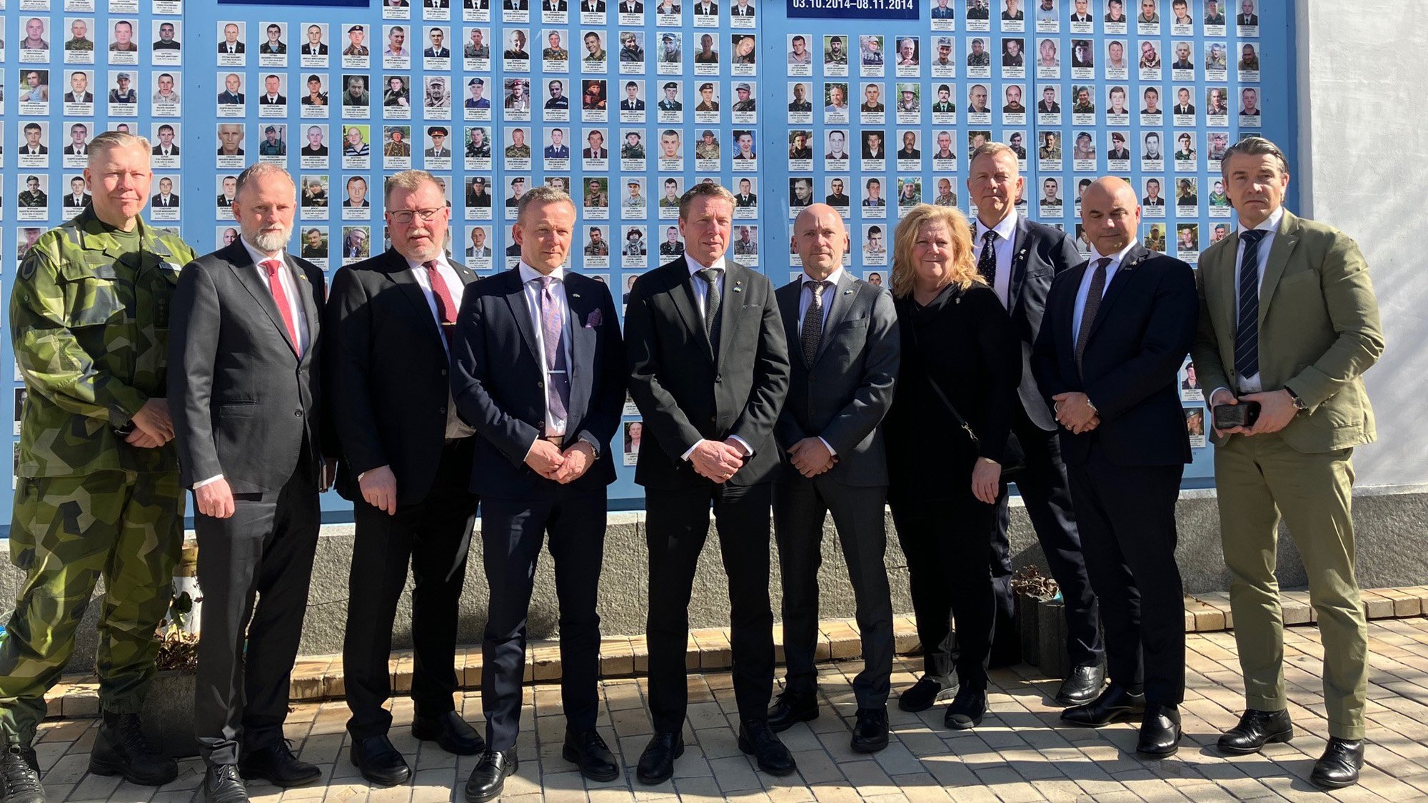 Den svenska delegationen vid The Wall of Remembrance of the Fallen for Ukraine.