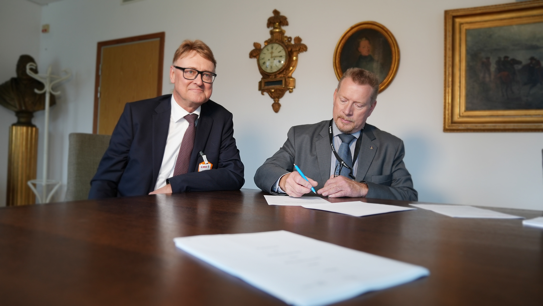 Lars Tossman, SAAB och Patric Hjorth, FMV tecknar det nya avtalet.