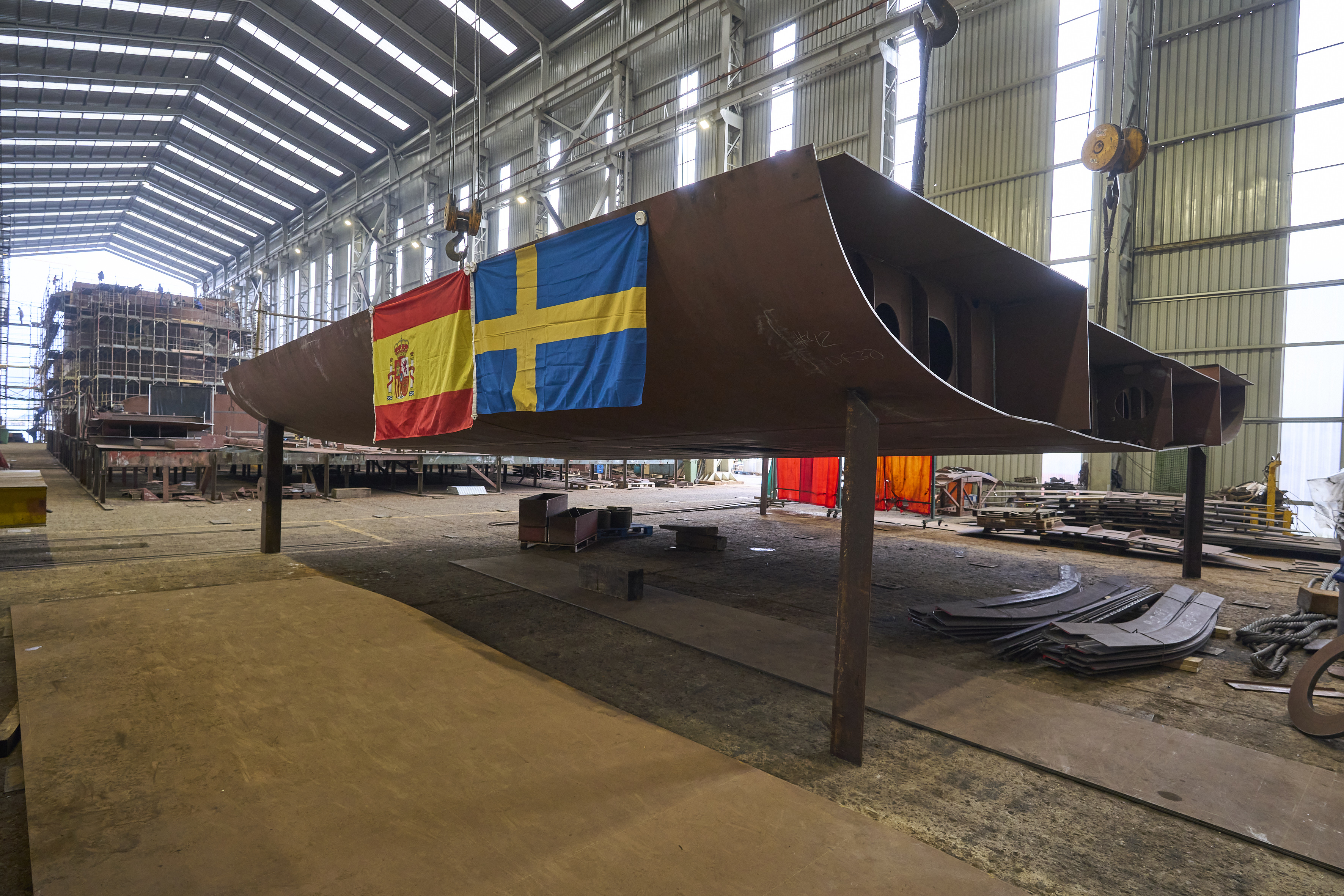 Blocket där mynten placeras. I bakgrunden ser man det första fartyget, HMS Sälen. Foto: Astilleros Armon