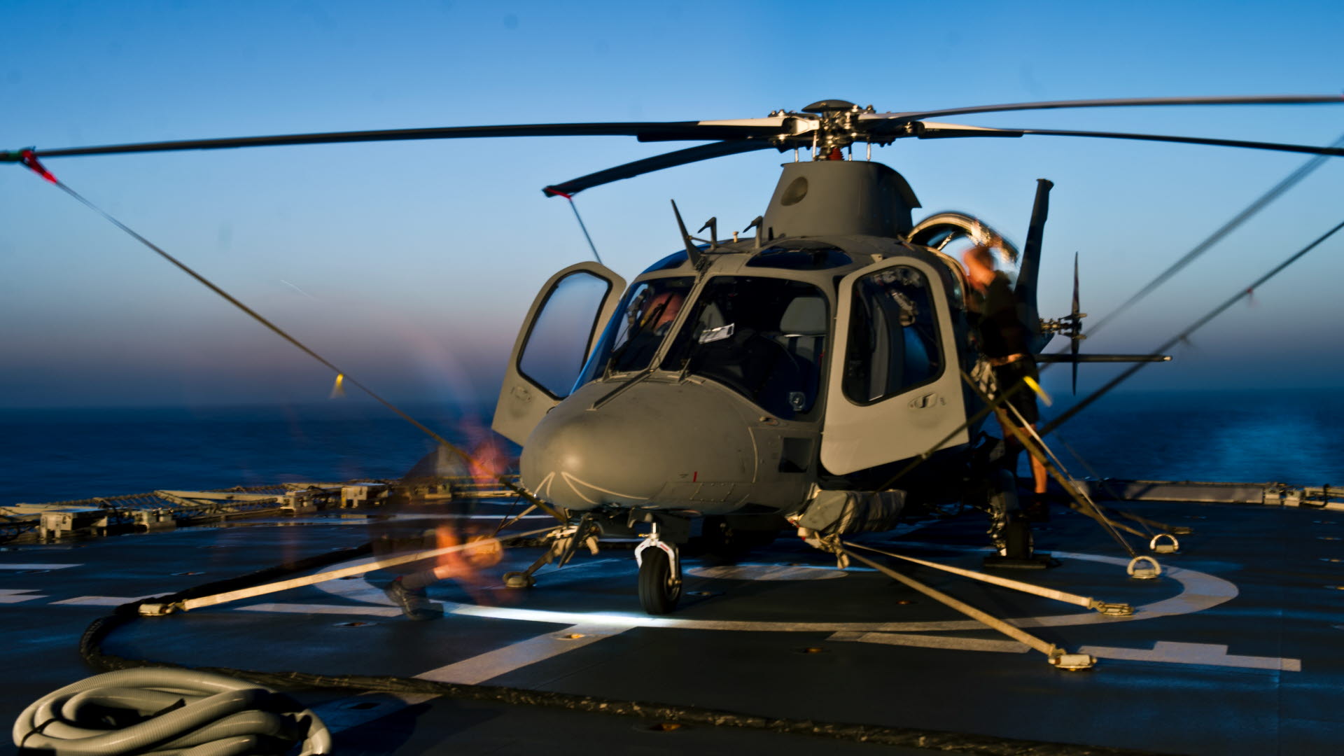 En helikopter 15 på HMS Carlskronas däck under operation Atalanta. Foto: Försvarsmakten