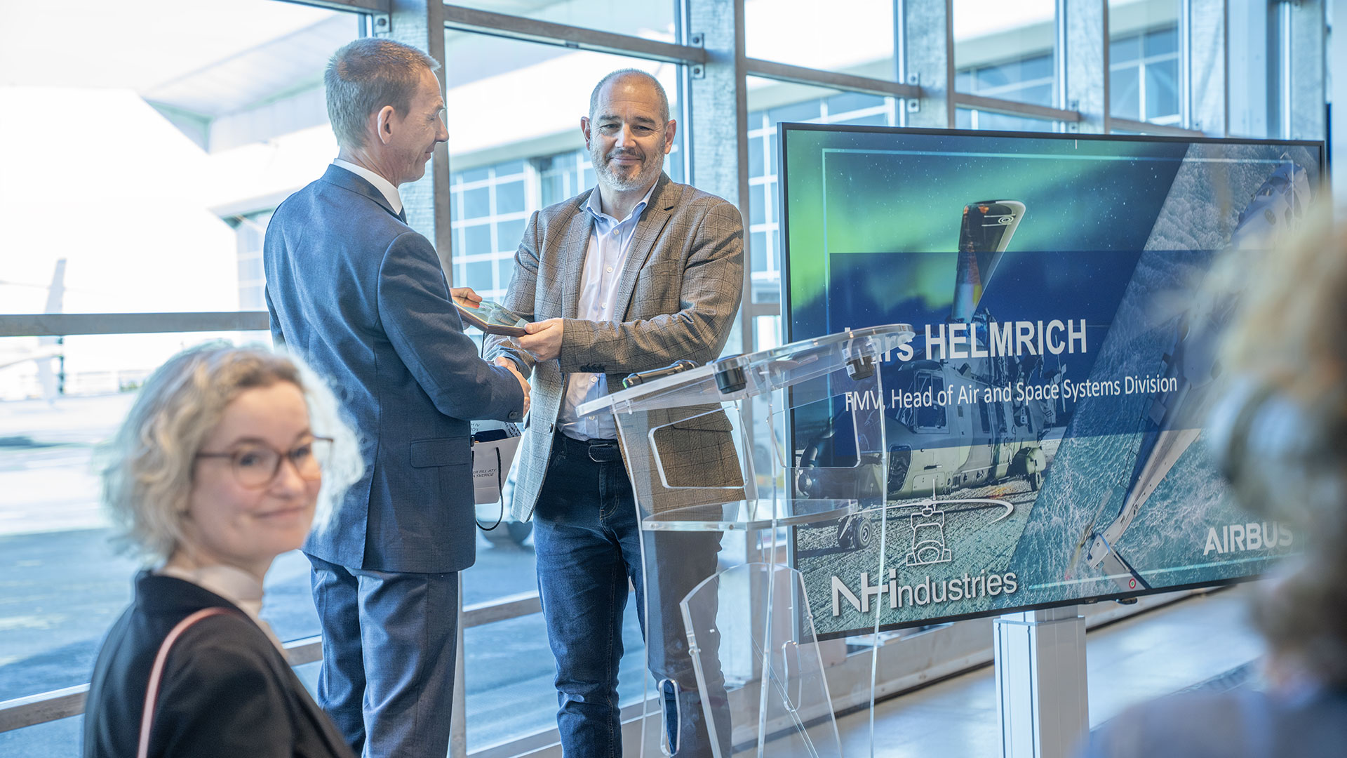 Lars Helmrich, chef flyg- och rymdmateriel FMV överlämnade en plakett till den franska representanten för tillverkaren NHIndustries (NHI).