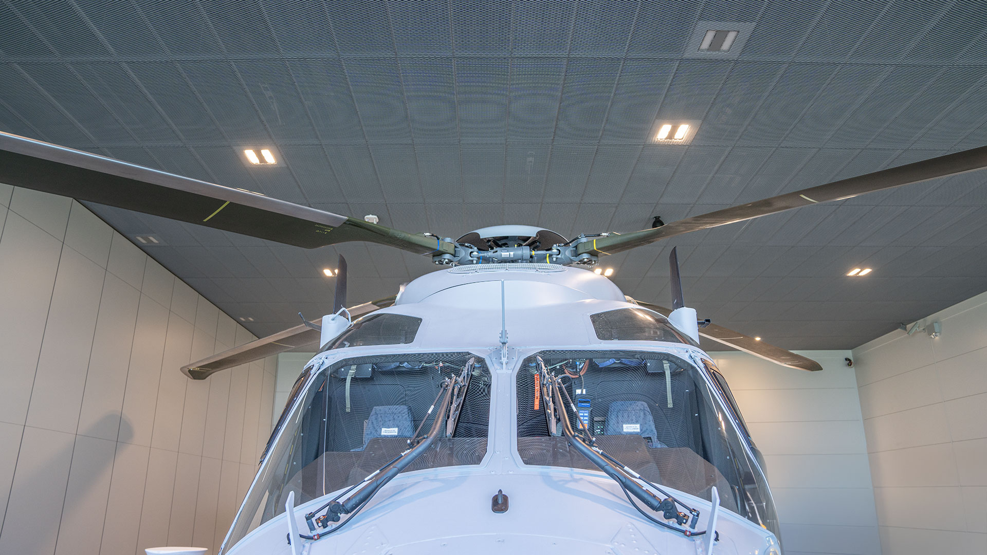 Helikopter 14 är en av världens modernaste helikoptrar för trupptransport, räddningsuppdrag, ytmålspaning och ubåtsjakt. 