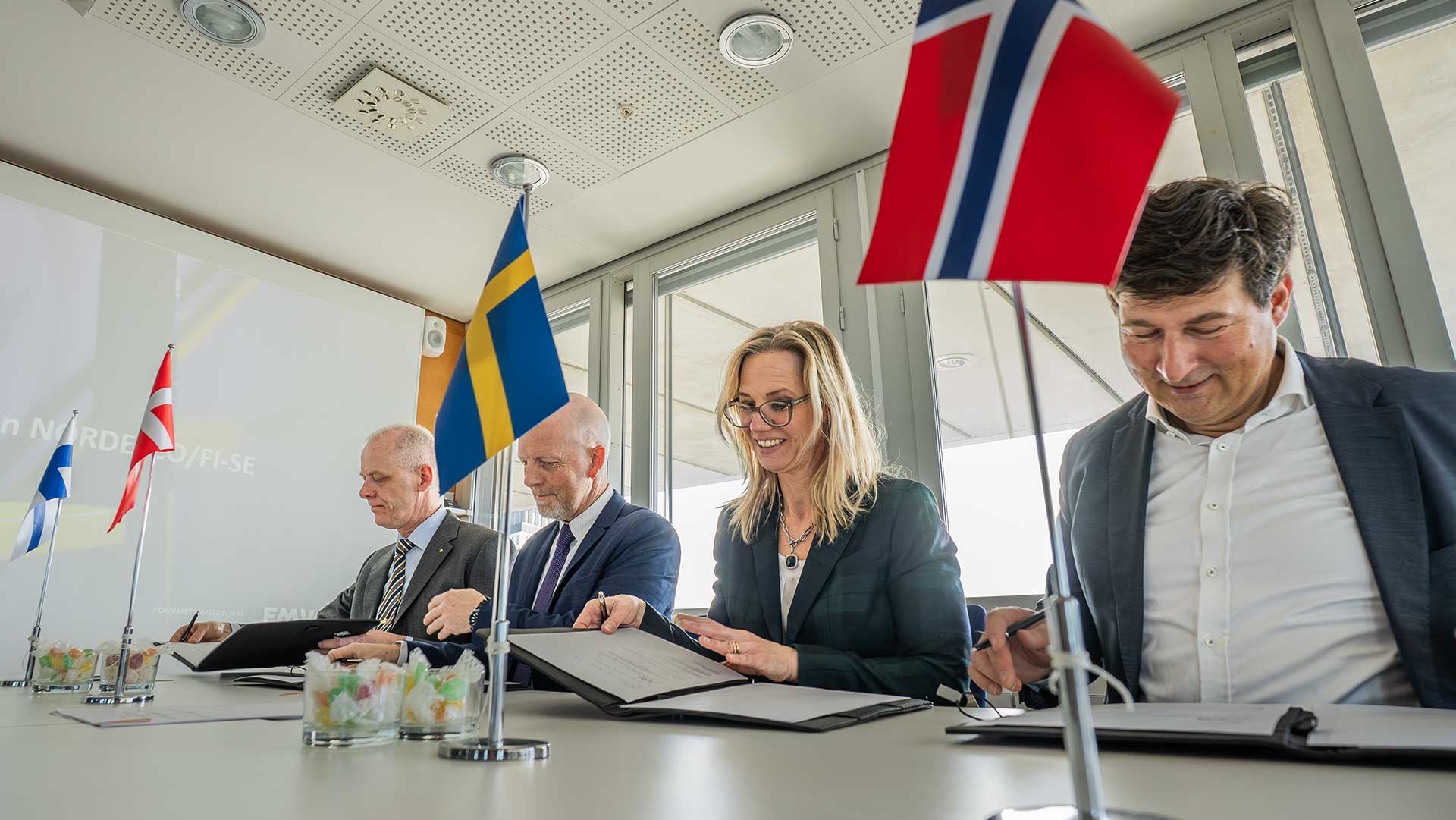 Representanter från Finland, Danmark, Sverige och Norge signerar avtal för militär optronik.