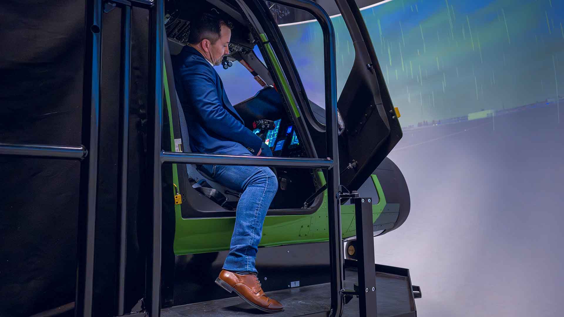 Thomas Johansson, enhetschef för flyg- och helikopterteknik på FMV provflyger simulatorn.
