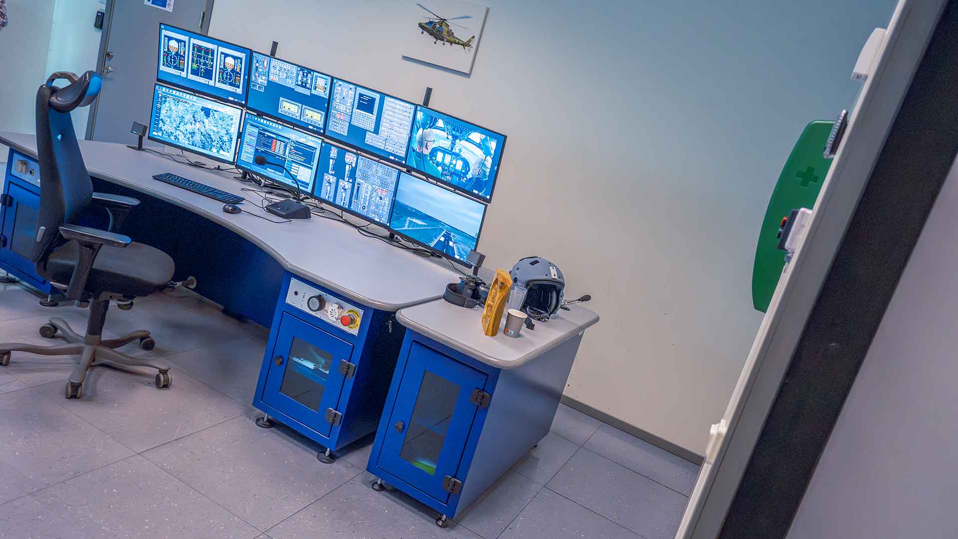 Kontrollstation i rummet bredvid för att övervaka och anpassa träningsförhållandena.