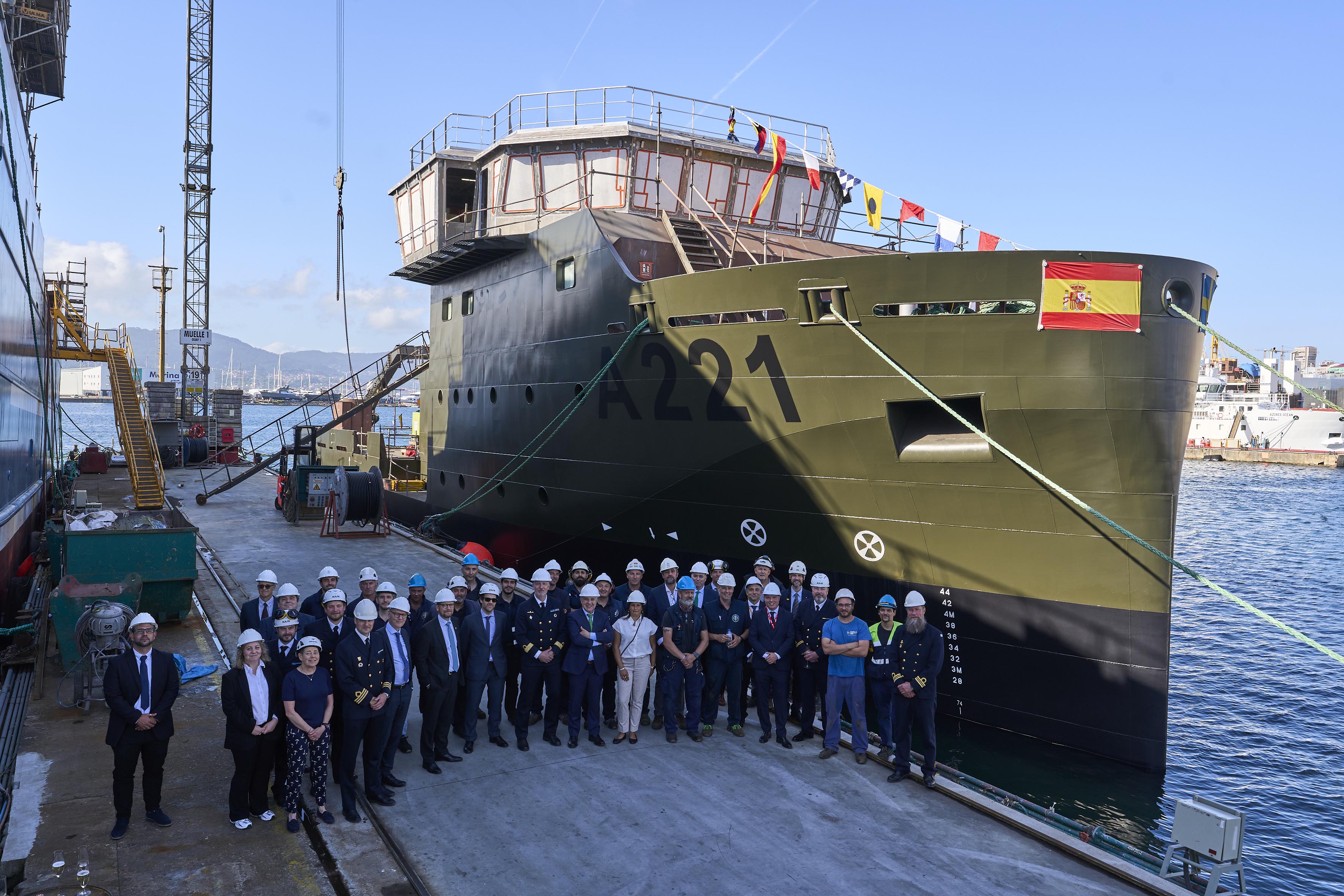 Representanter från FMV, Försvarsmakten och leverantören framför HMS Sälen. Foto: Astilleros Armon