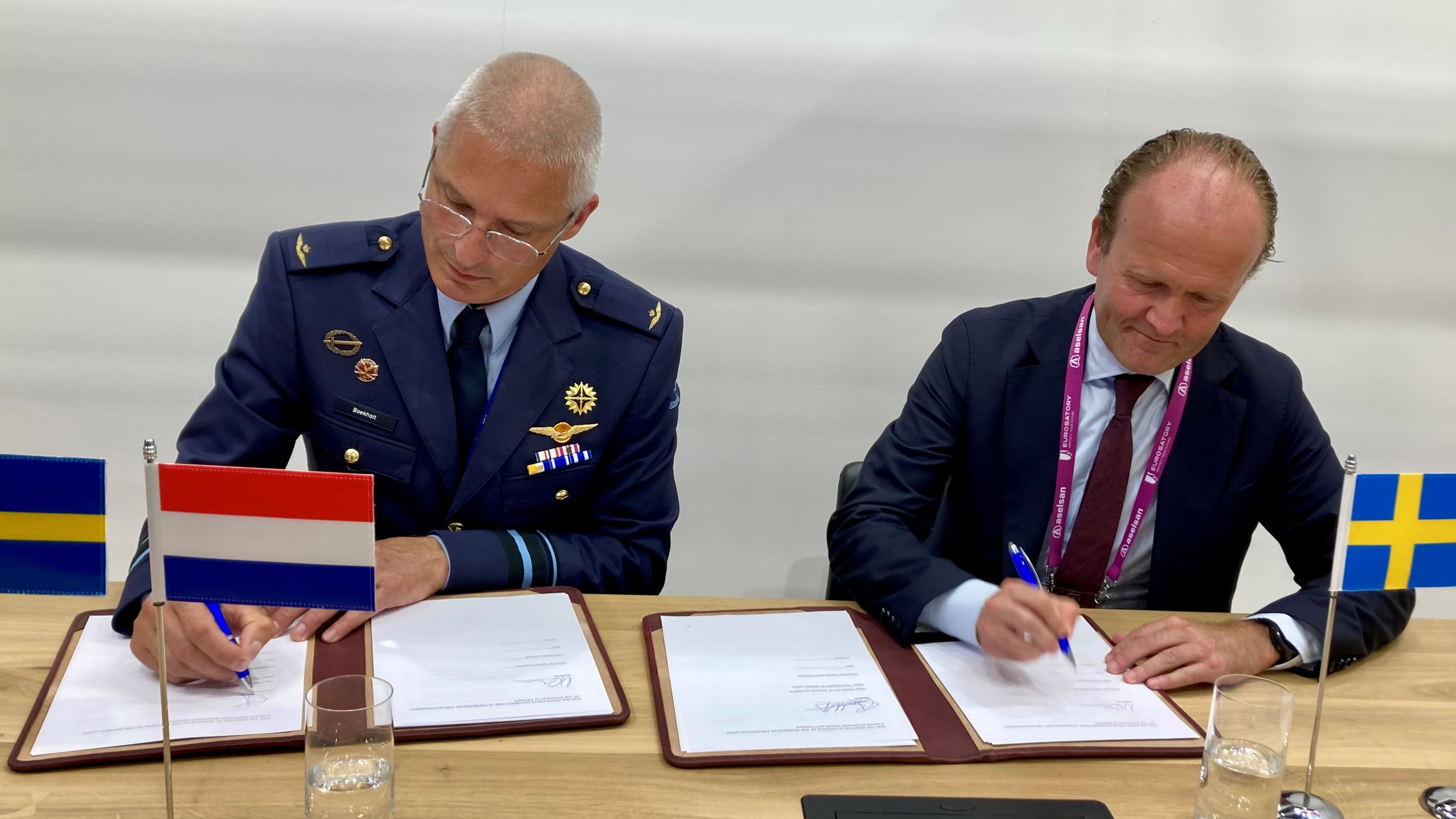 FMV:s generaldirektör Mikael Granholm signerar avtal med Nederländerna om samarbete inom radarteknik och framtida försvarsförmågor. Foto: FMV