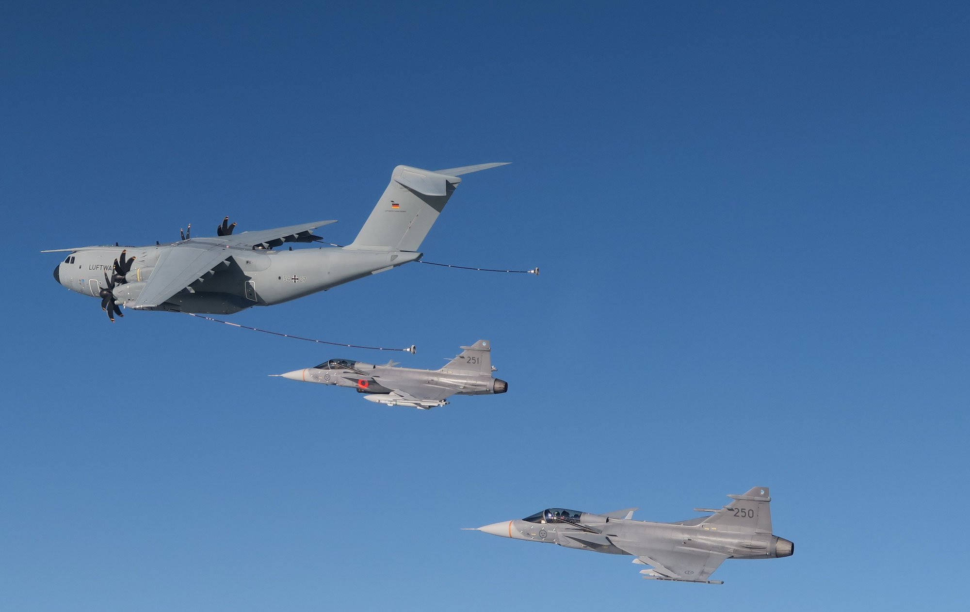 Airbus A400M och två JAS 39 C/D Gripen