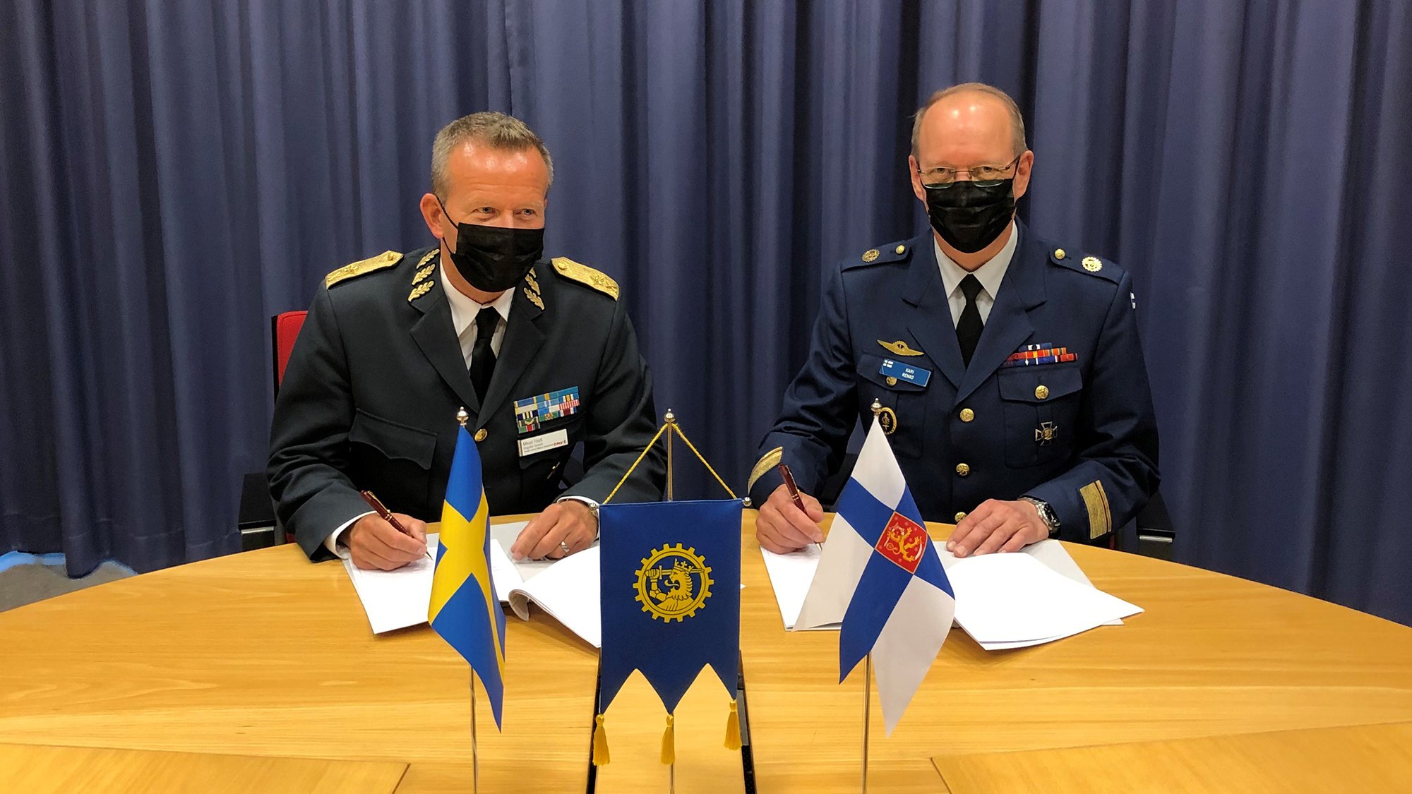 Mikael Frisell och Kari Renko signerar