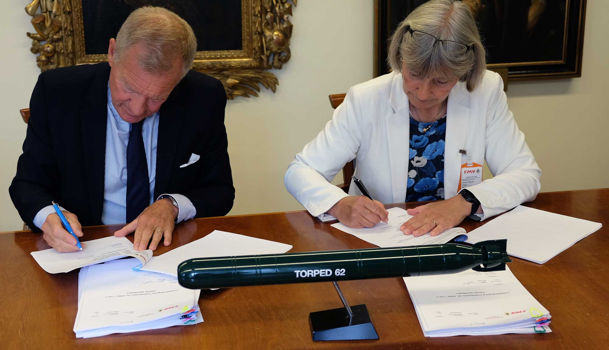 Odd Werin och Anne-Marie Vösu signerar för Torped 62