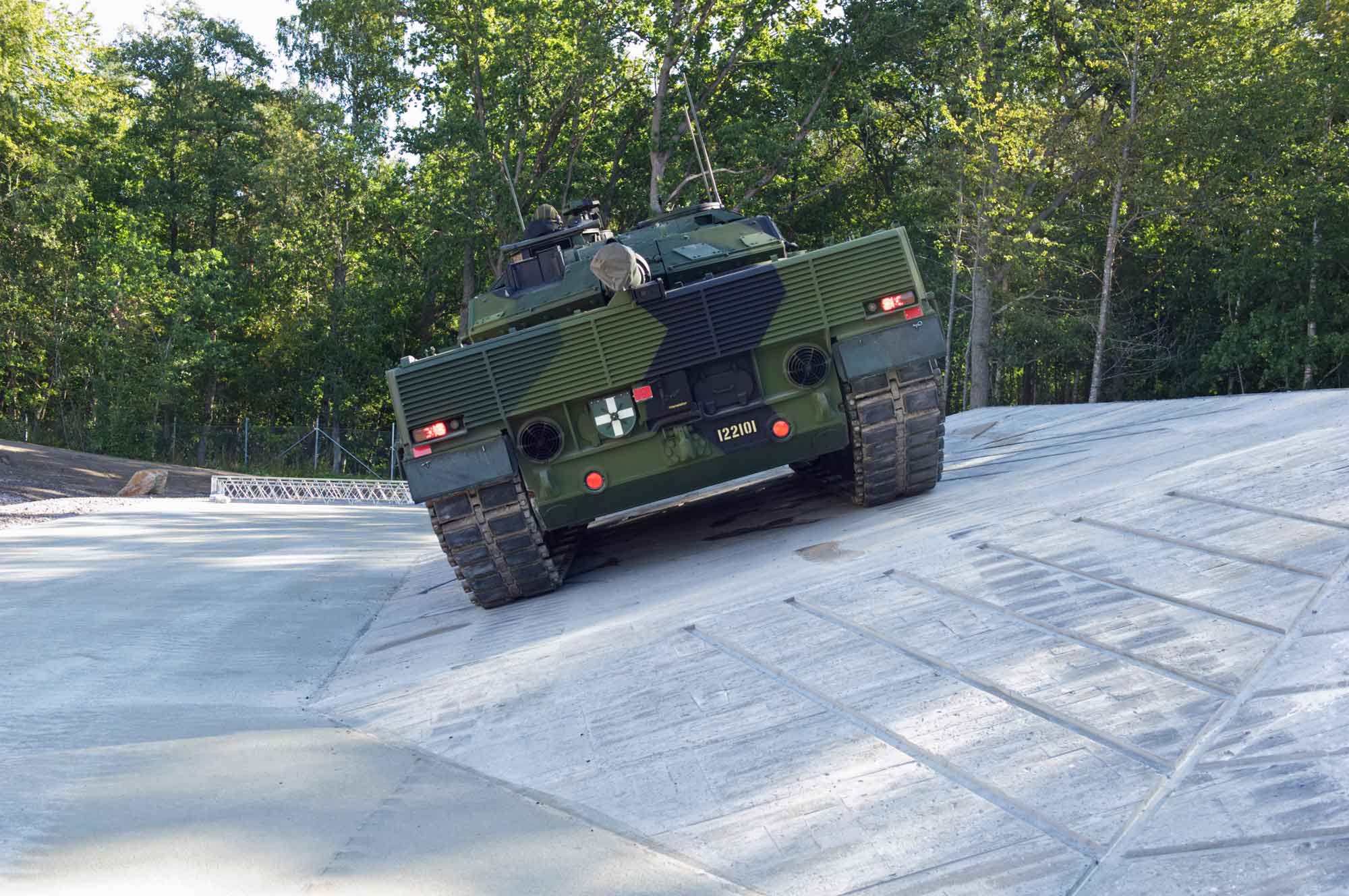 Stridsvagn i 17° lutning.jpg