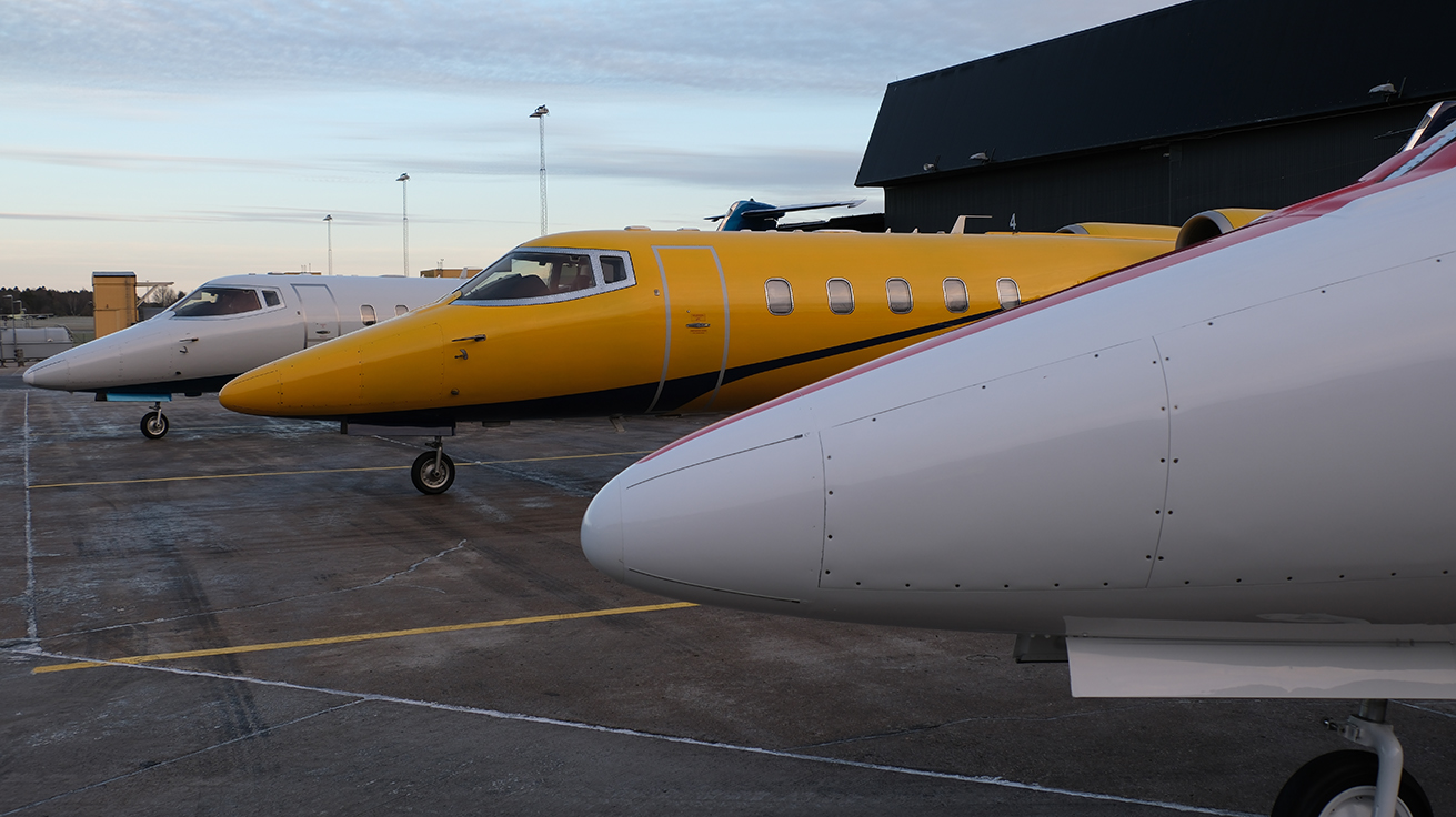 Tre nya målflygplan av modellen Learjet 60. Foto: Björn Rüden