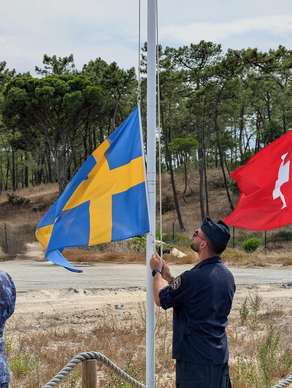 Svenska flaggan hissas vid invigningsceremonin för REPMUS 2025 i Portugal.