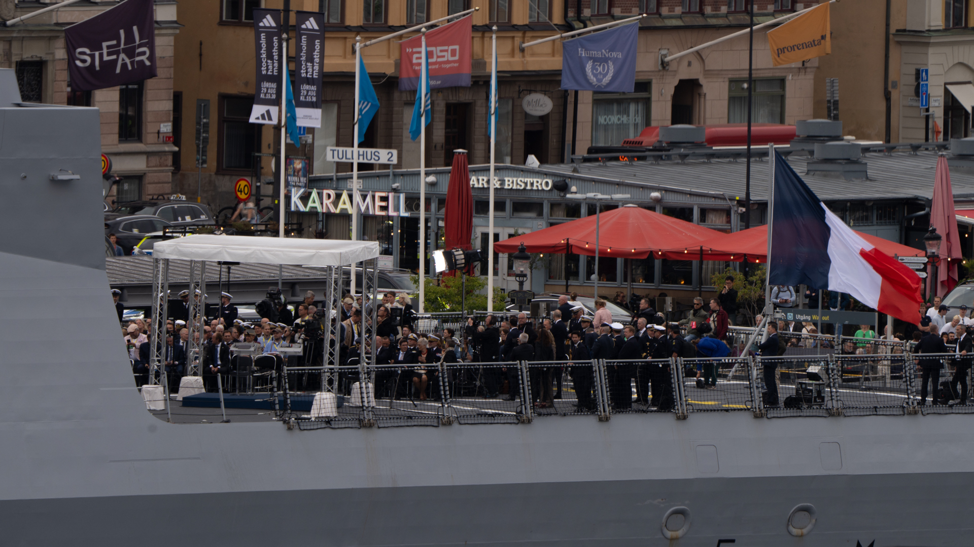 Kontraktet undertecknades av FMV:s generaldirektör och Naval Groups vd under en ceremoni ombord på en fransk fregatt vid Skeppsbron i Stockholm. Foto: FMV