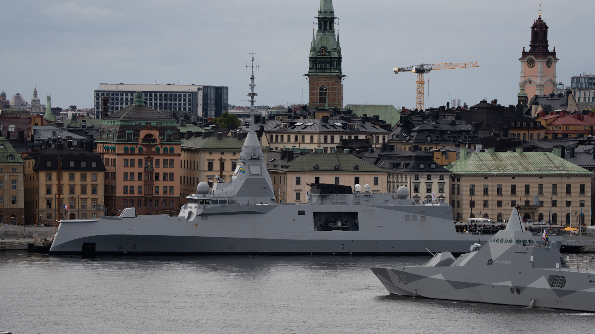 Den svenska korvetten HMS Härnösand bredvid den franska fregatten, Foto: FMV
