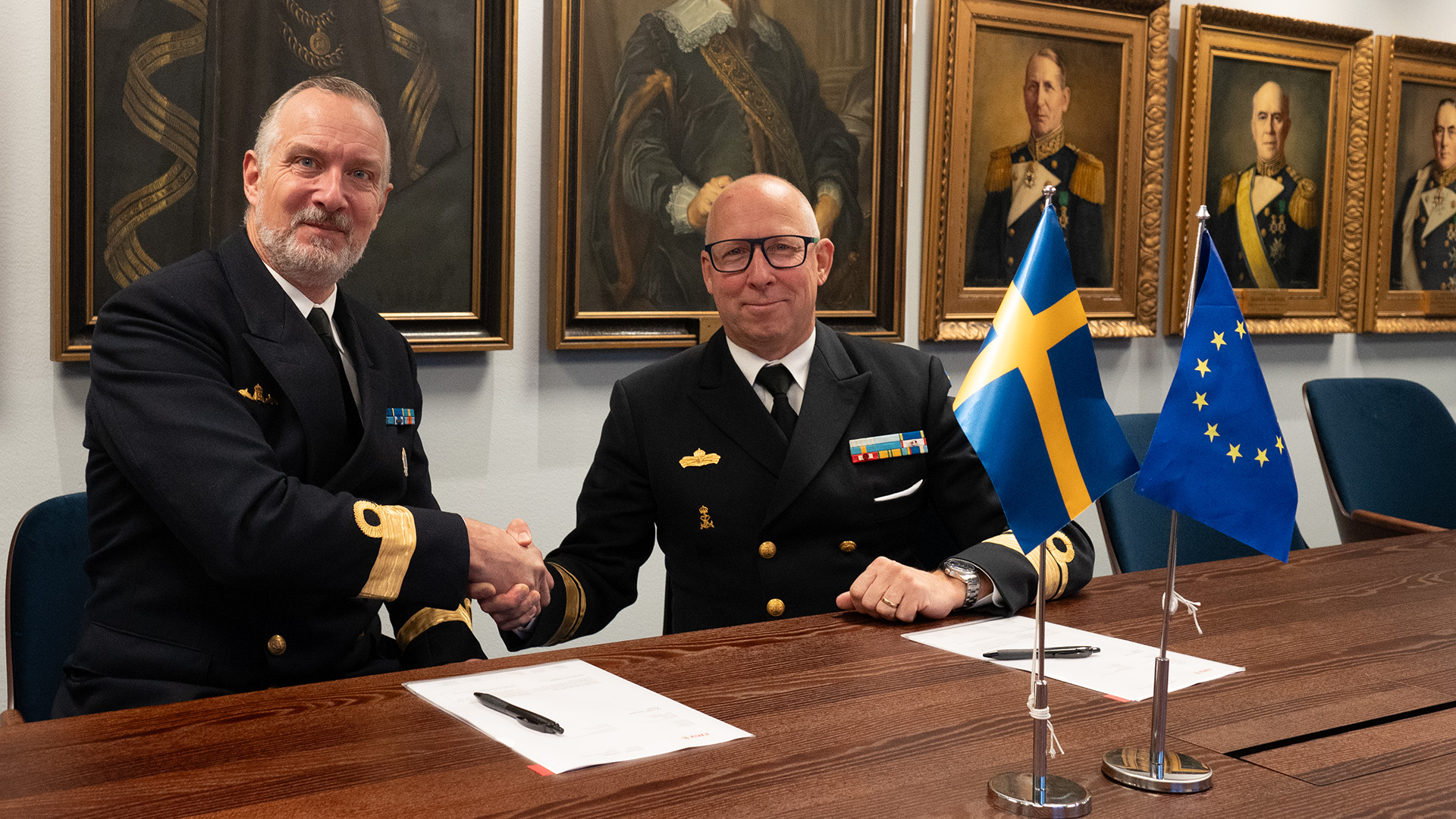 Fredrik Linden, chef för marinmateriel på FMV och Johan Norlén, marinchef på Försvarsmakten. Foto: FMV
