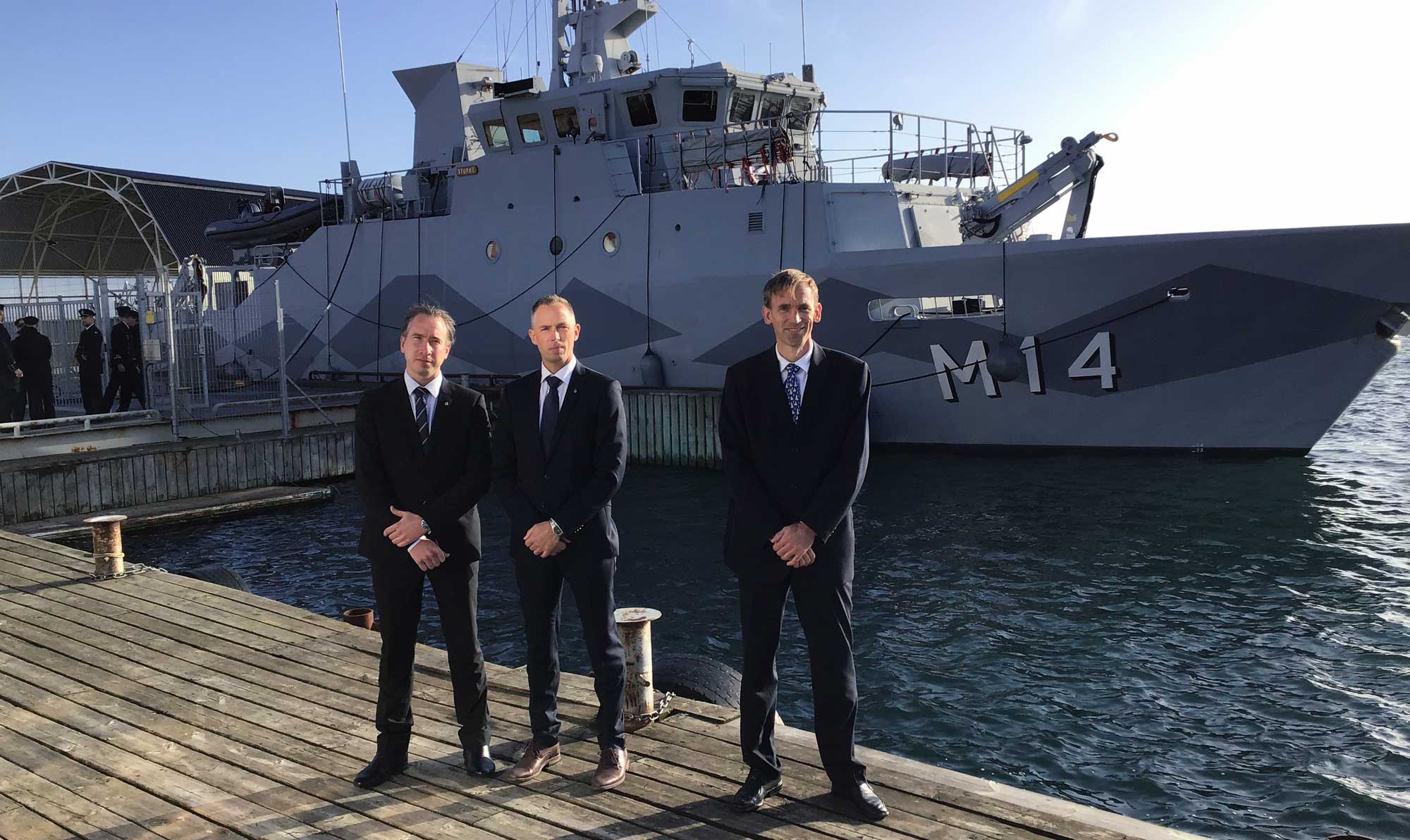 Andreas Olaussen, Olof Öhrström och  Albert Malstad står framför HMS Sturkö