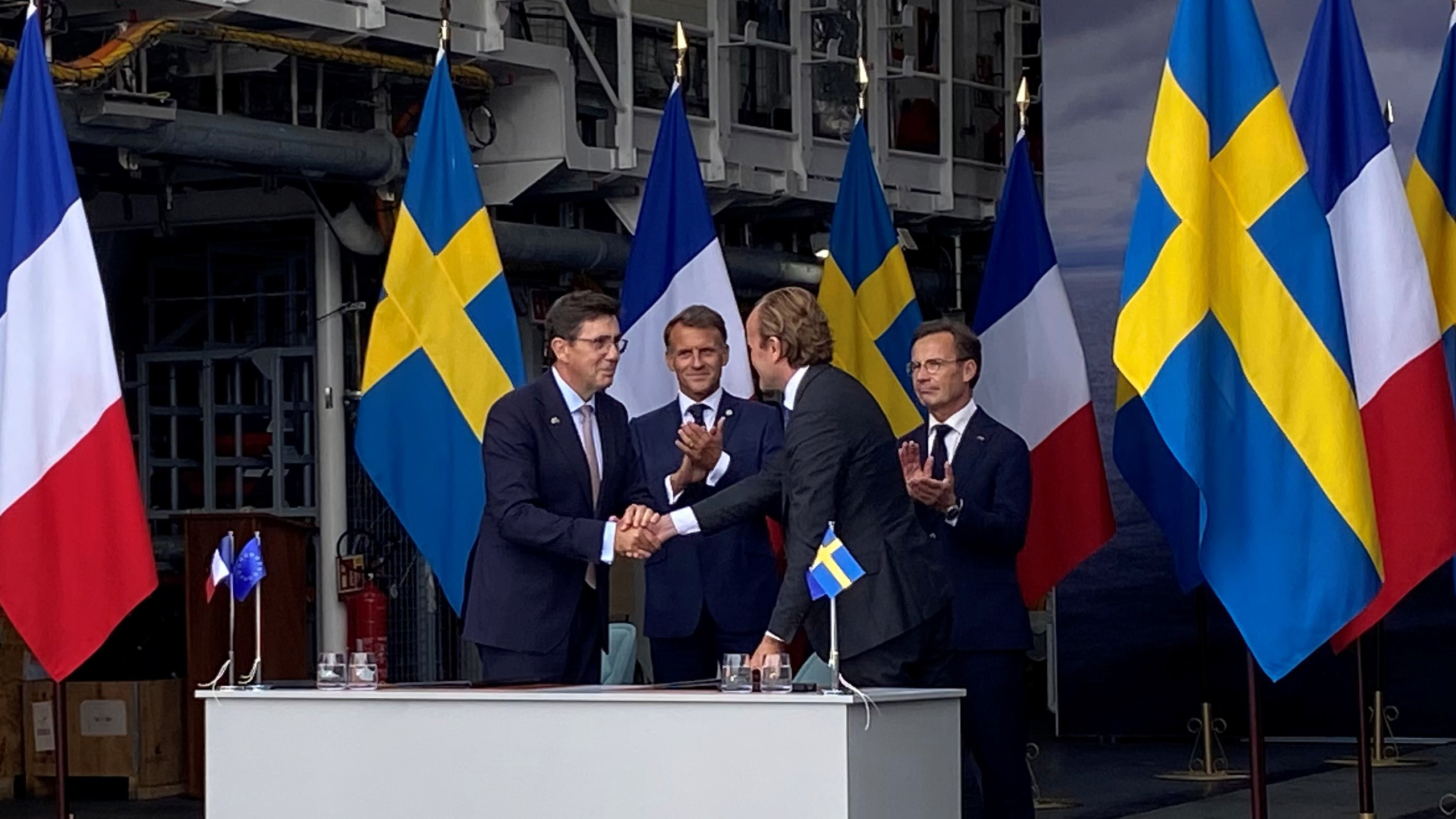 Frankrikes president Emmanuel Macron och Sveriges statsminister Ulf Kristersson närvarade under ceremonin. Foto: FMV