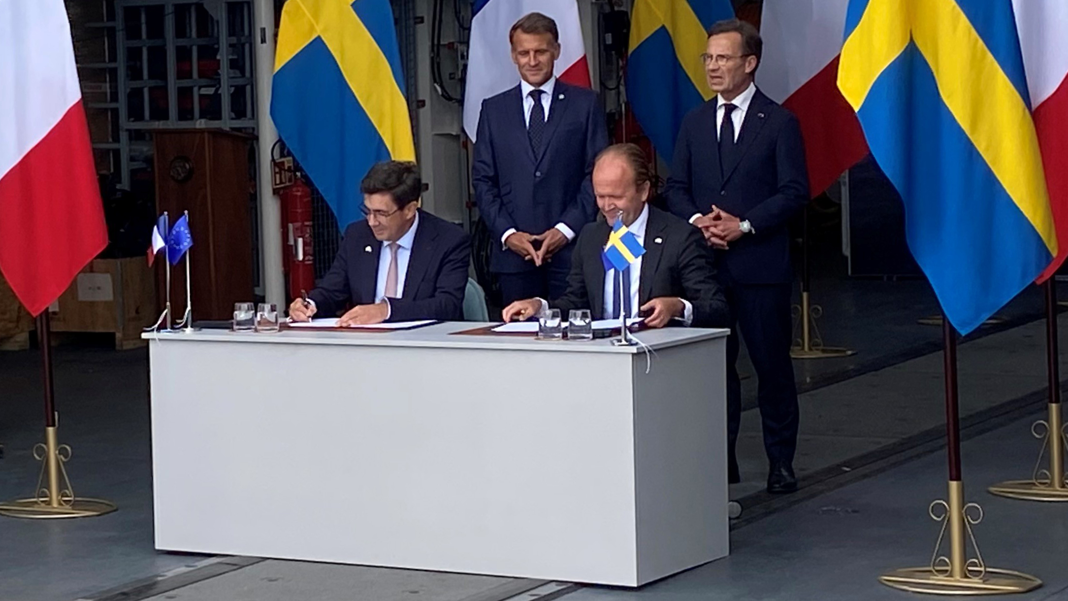 Kontraktet undertecknades av FMV:s generaldirektör Mikael Granholm och Naval Groups vd Pierre-Eric Pommellet. Foto: FMV