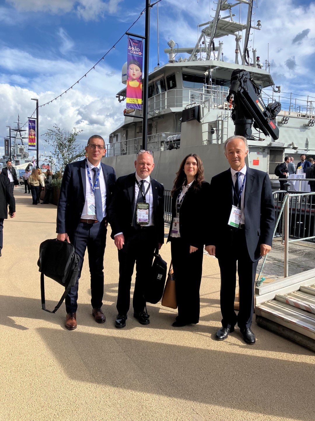 Kontraktsignering i samband med den internationella försvars- och säkerhetsmässan DSEI i London, från vänster: Mathieu Graindorge, Sales Manager FN Herstal, Carl-Axel Blomdahl, chef för vapen och skydd FMV, Josefine Bennet Boon, strategisk inköpare FMV samt Nicolas de Gottal, VP Sales FN Herstal.