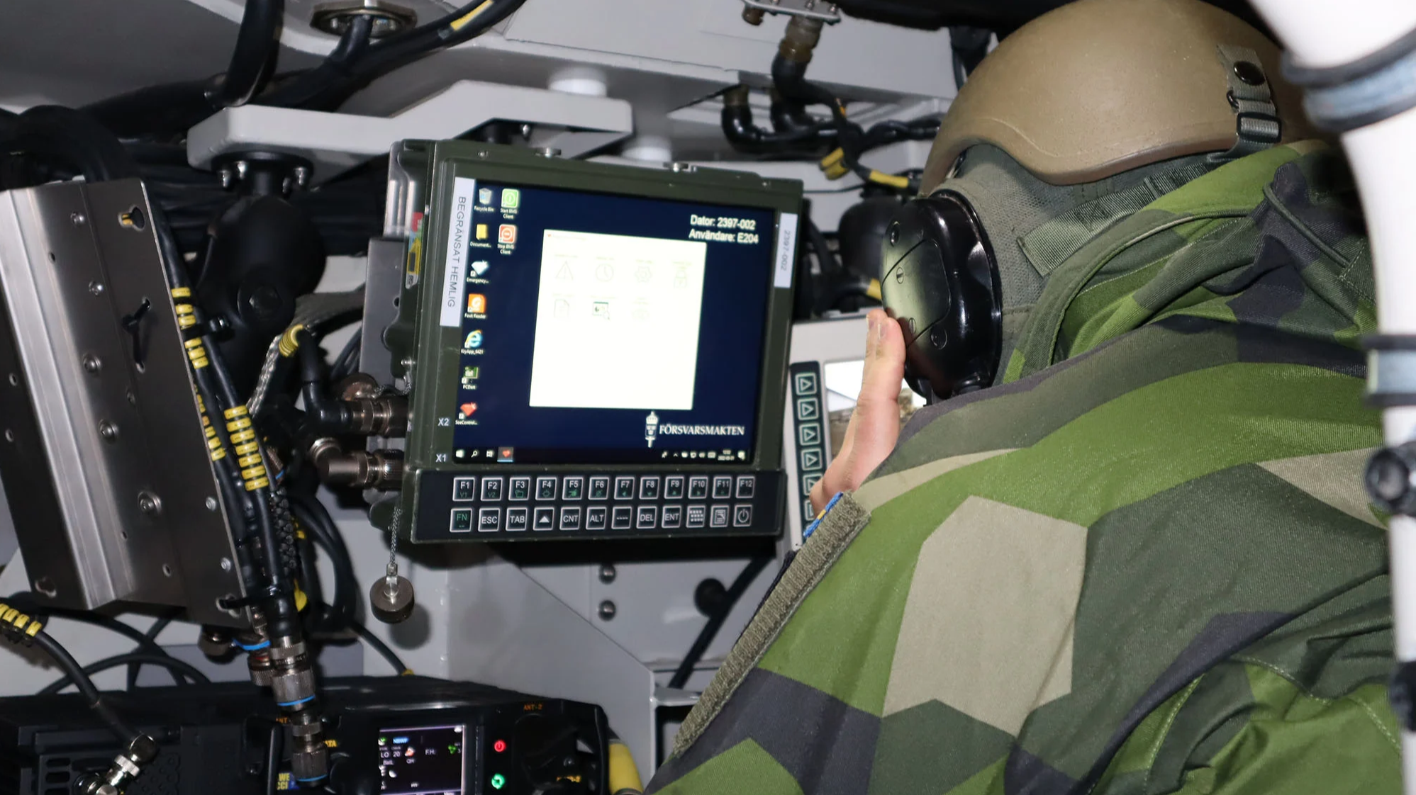 Soldat vid operatörspanel. Foto: Pernilla Sundholm, FMV
