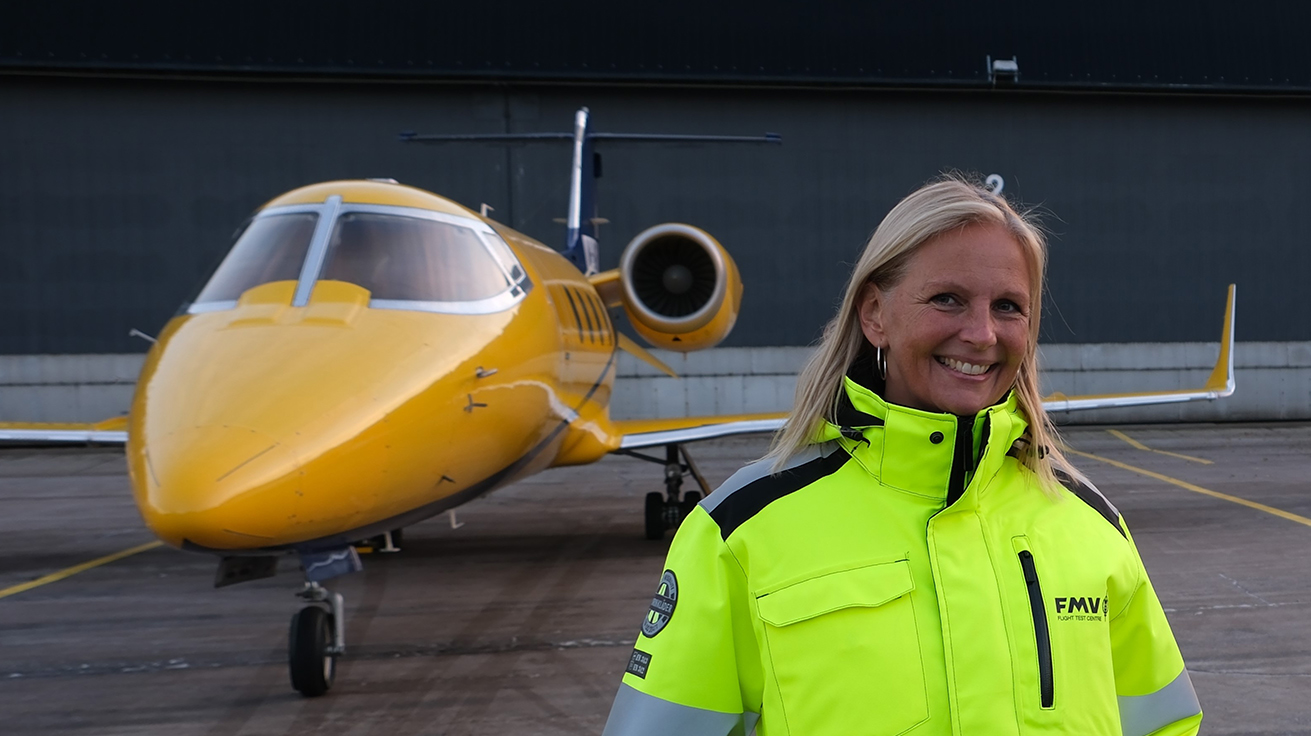 Det senaste tillskottet till målflygsverksamheten och projektledare Carolina Dryselius, FMV. Foto: Björn Rüden