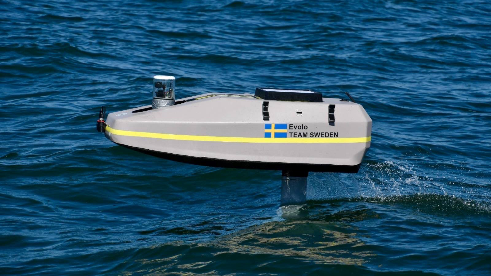 Evolo är en elektriskt driven hydrofoil-vattenfarkost, utvecklad vid KTH i Stockholm. Foto: Jakob Kuttenkeuler, KTH