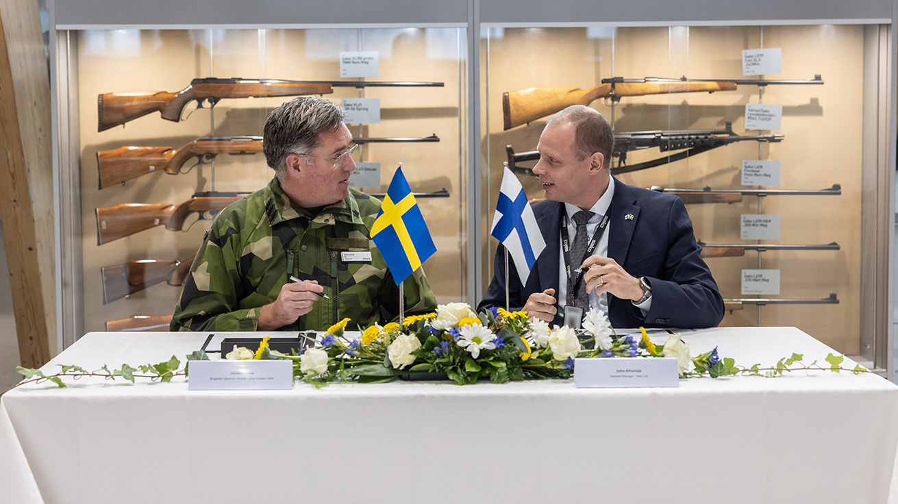 Jonas Lotsne, FMV:s chef för verksamhetsområde armémateriel tecknar avtal för fler automatkarbiner med finska tillverkaren Sako. Foto: Sako