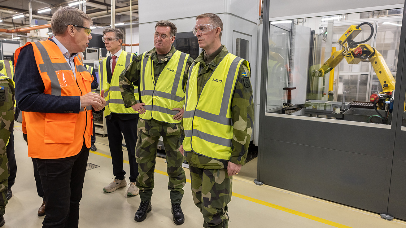 Jonas Lotsne, FMV:s chef för verksamhetsområde armémateriel, och Jonny Lindfors, arméchef Försvarsmakten besökte den finska leverantören Sako. Foto: Sako