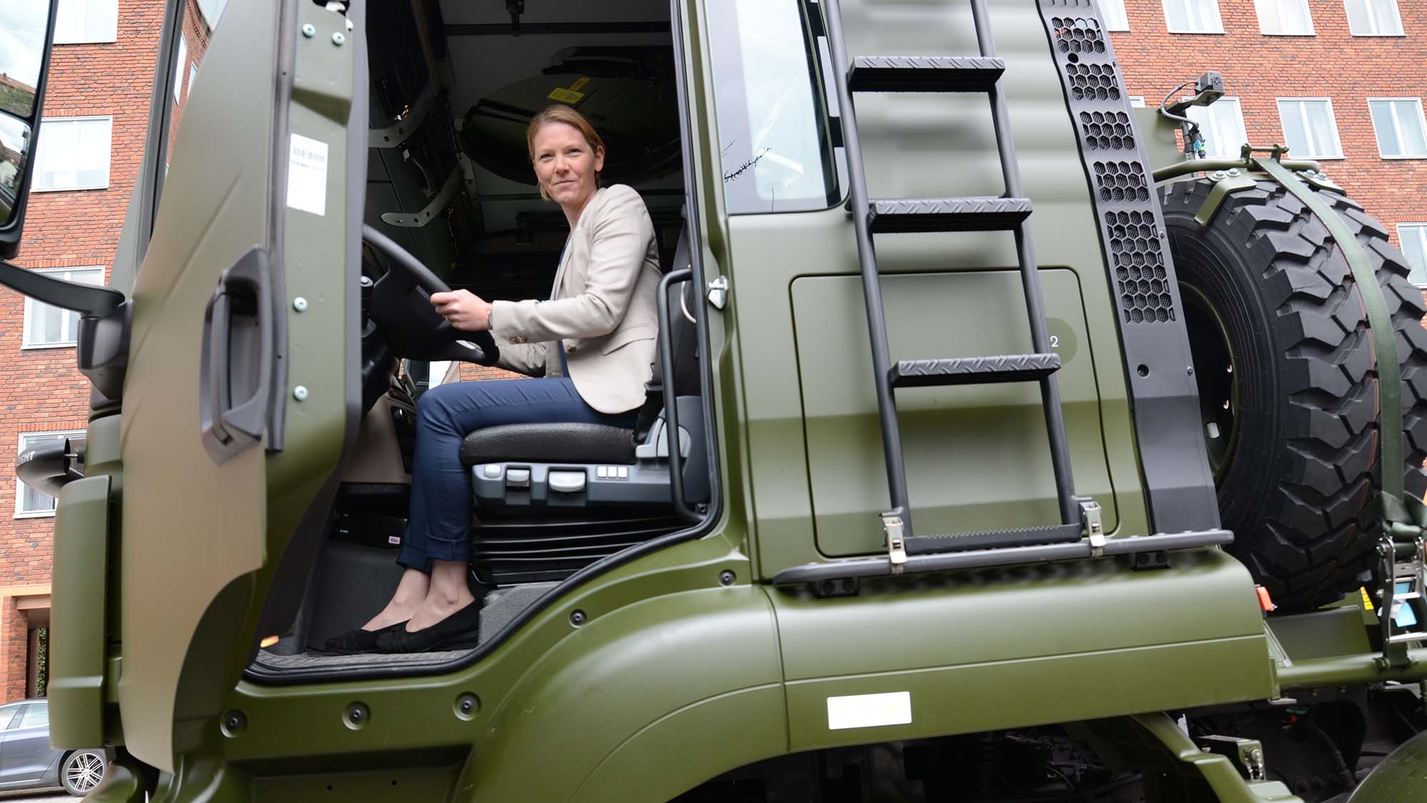 Projektledaren Caroline Viberg vid överlämningen av tunga hjulfordon till Försvarsmakten.