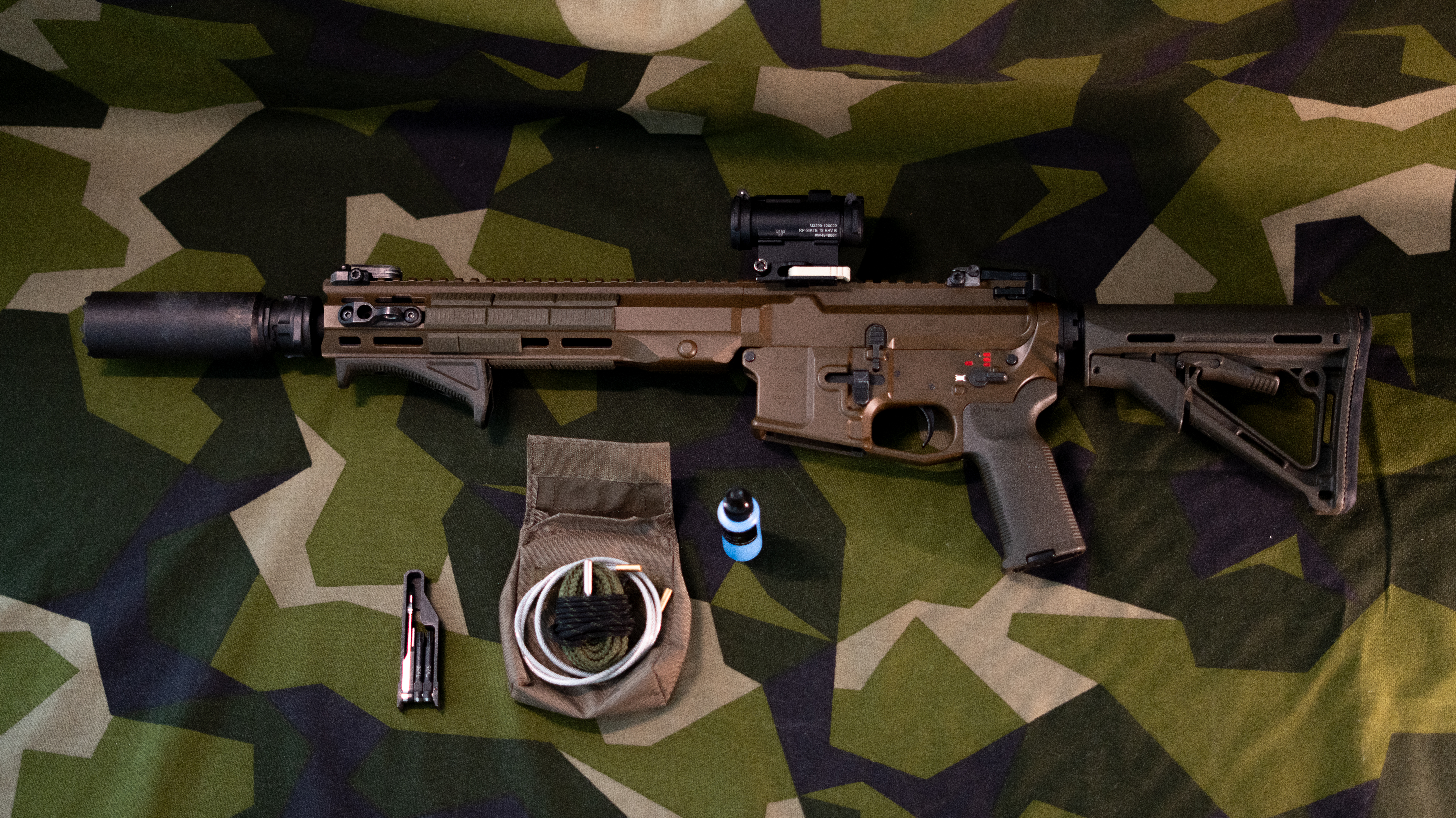 Vårdsystemet består av rengöringsverkyg, borstar och annan utrustning som ger rätt förutsättningar för att underhålla Försvarsmaktens eldhandvapen. Det är en förutsättning för att säkerställa att vapnen fungerar med hög precision, bibehållen säkerhet och hög driftsäkerhet över tid. 