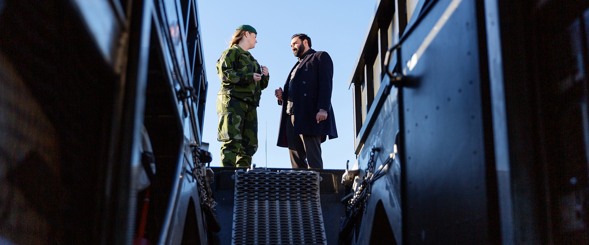 Två medarbetare från FMV och Försvarsmakten som samtalar på ett skepp