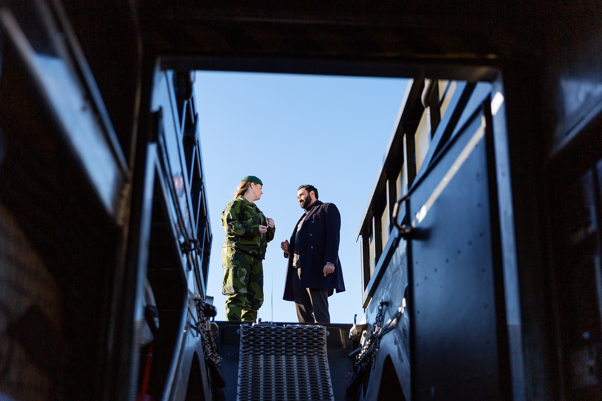 Två personer som pratar på en båt