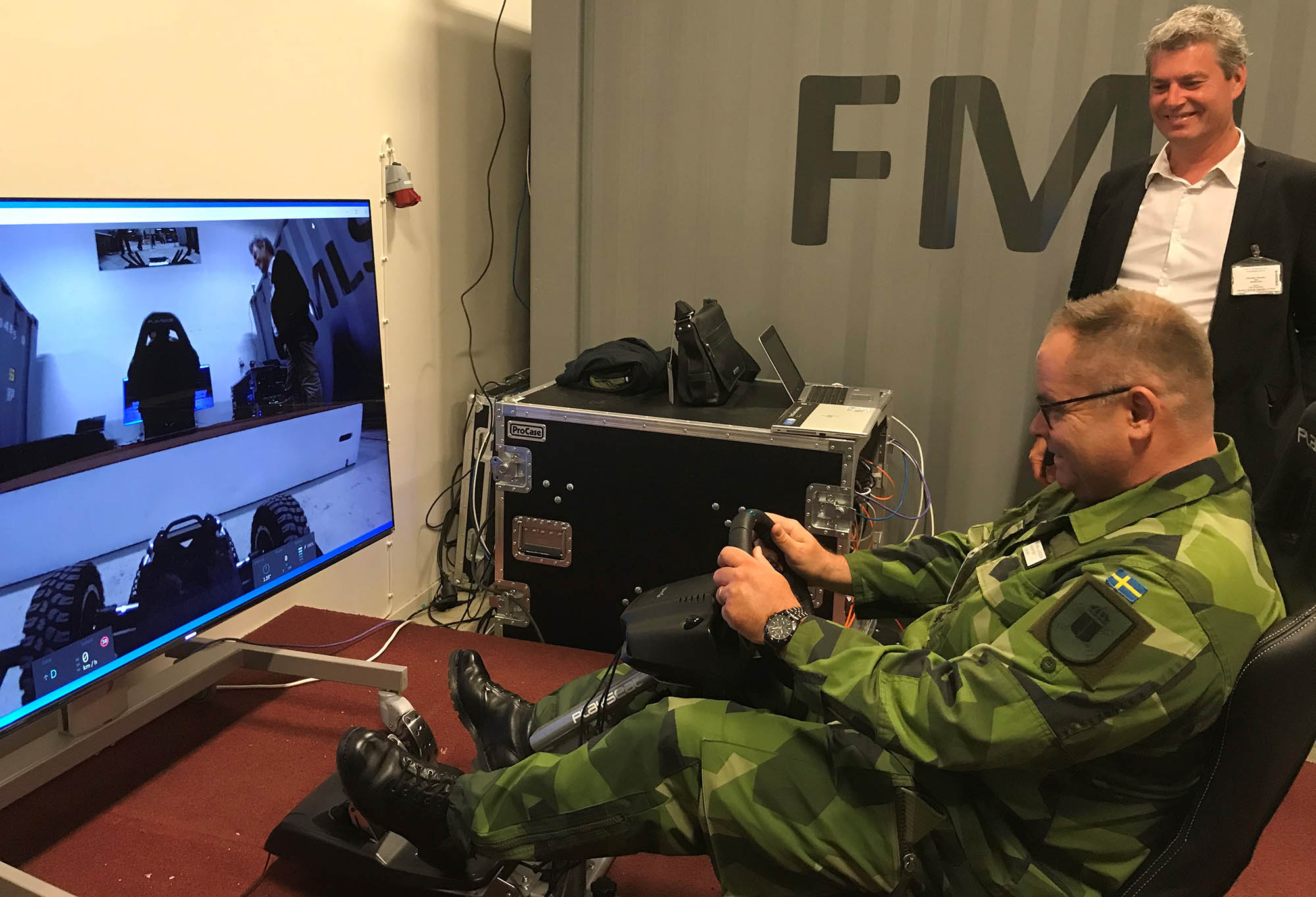 Generalmajor Michael Claesson provkör radiobilen med ny 5G-teknik