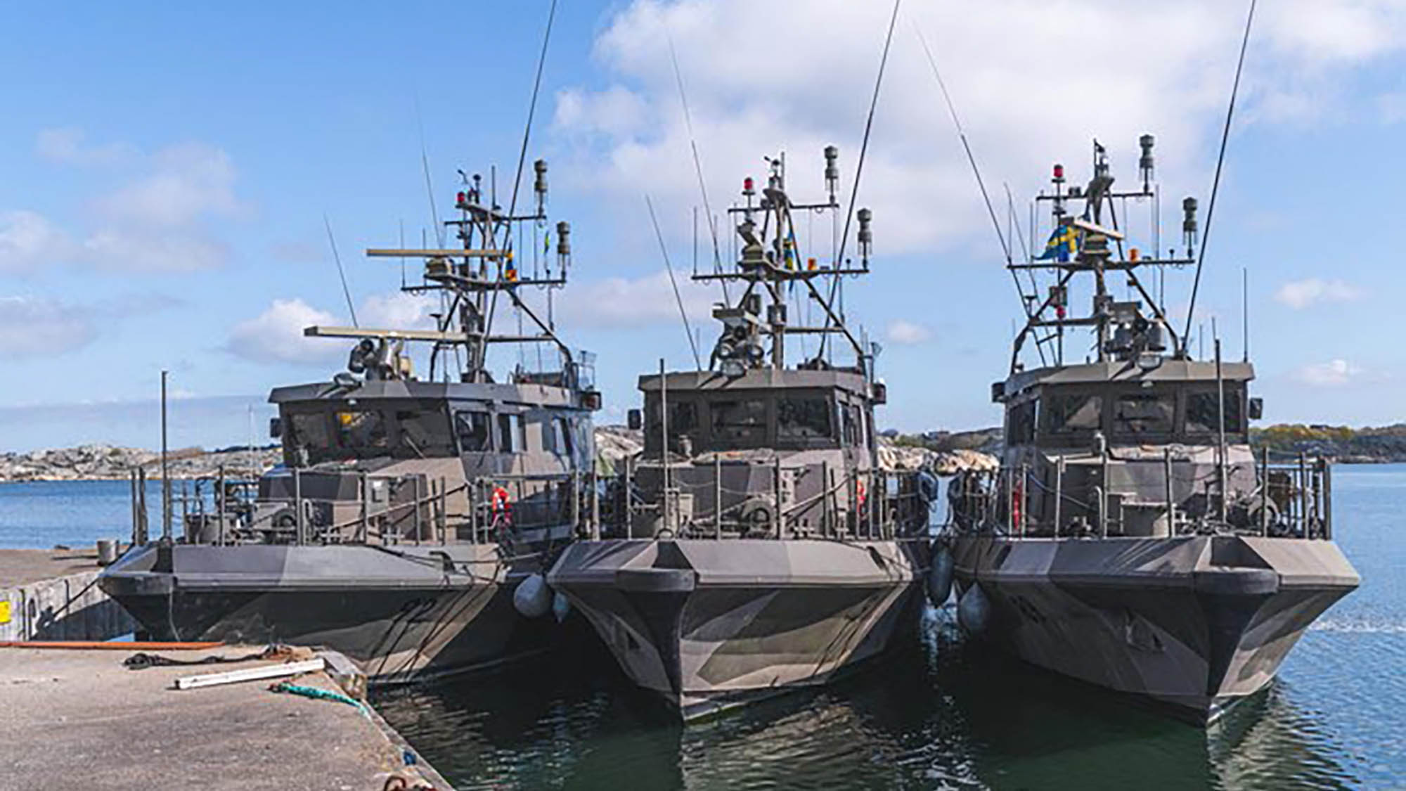 HMS Ärlig tillsammans med ytterligare två bevakningsbåtar i hamnen i Göteborg.