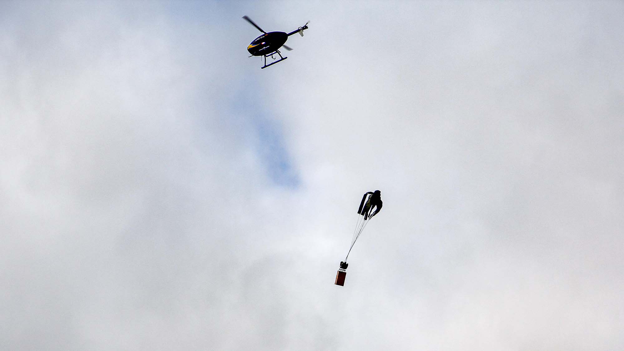 En helikopterliknande farkost levererar sin livräddande last med fallskärm. Foto: Henrik Börjesson