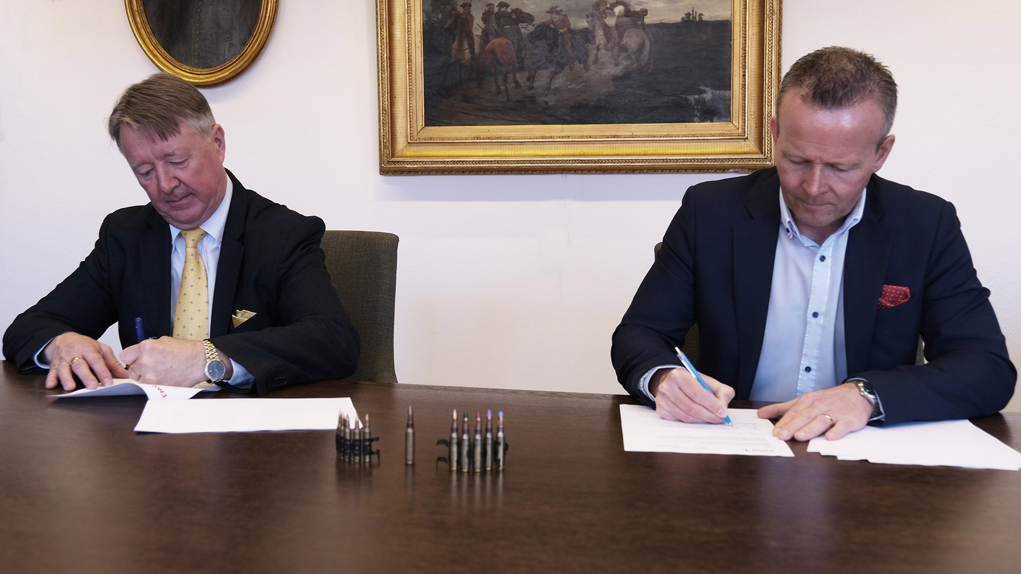 Mikael Frisell, chef för Armémateriel vid FMV, skriver under avtalet om leveranser av finkalibrig ammunition tillsammans med Reijo Bragberg, chef för Nammos affärsområde Small and Medium Caliber Ammunition.