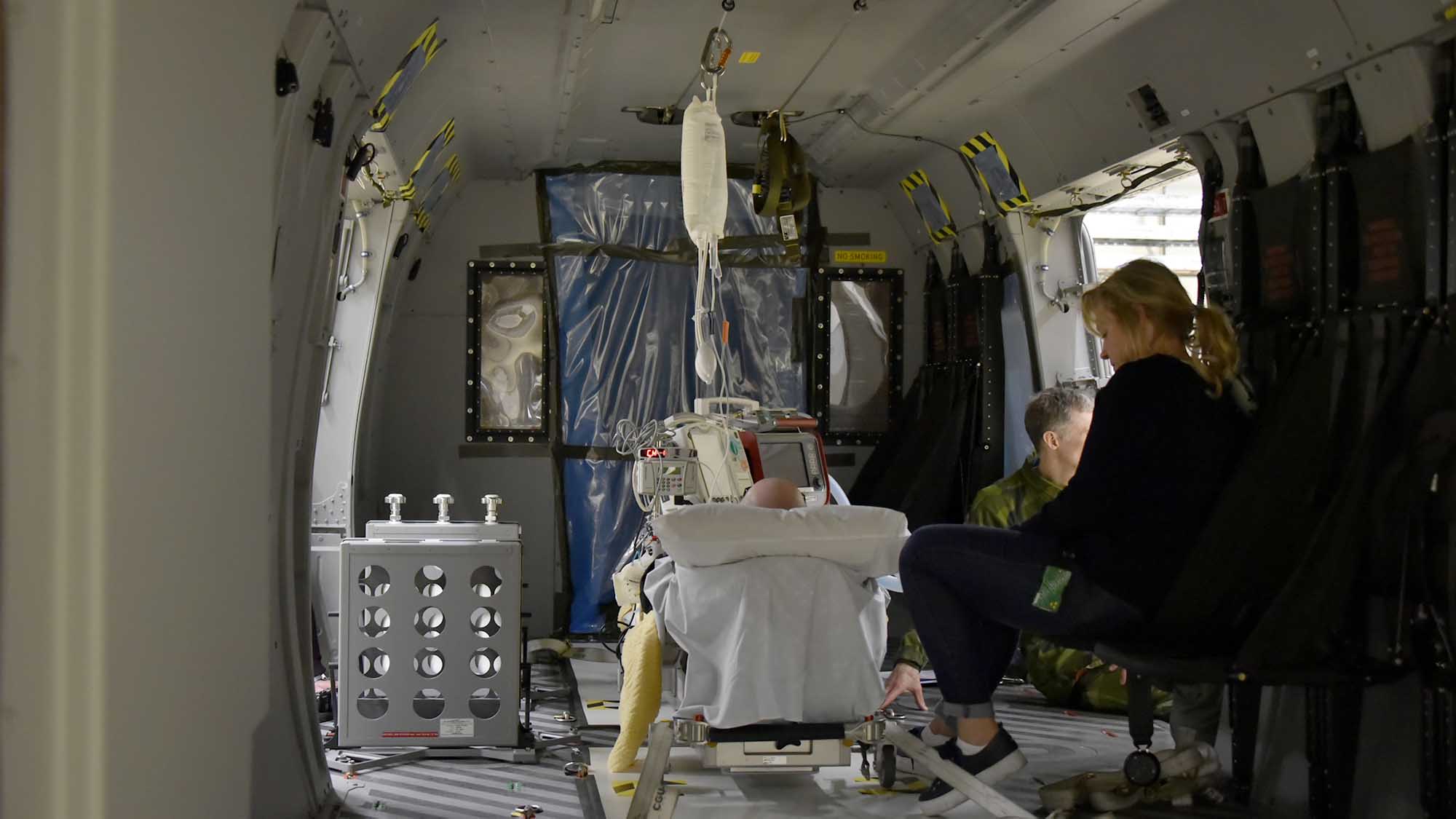 Insidan av helikopter med patient