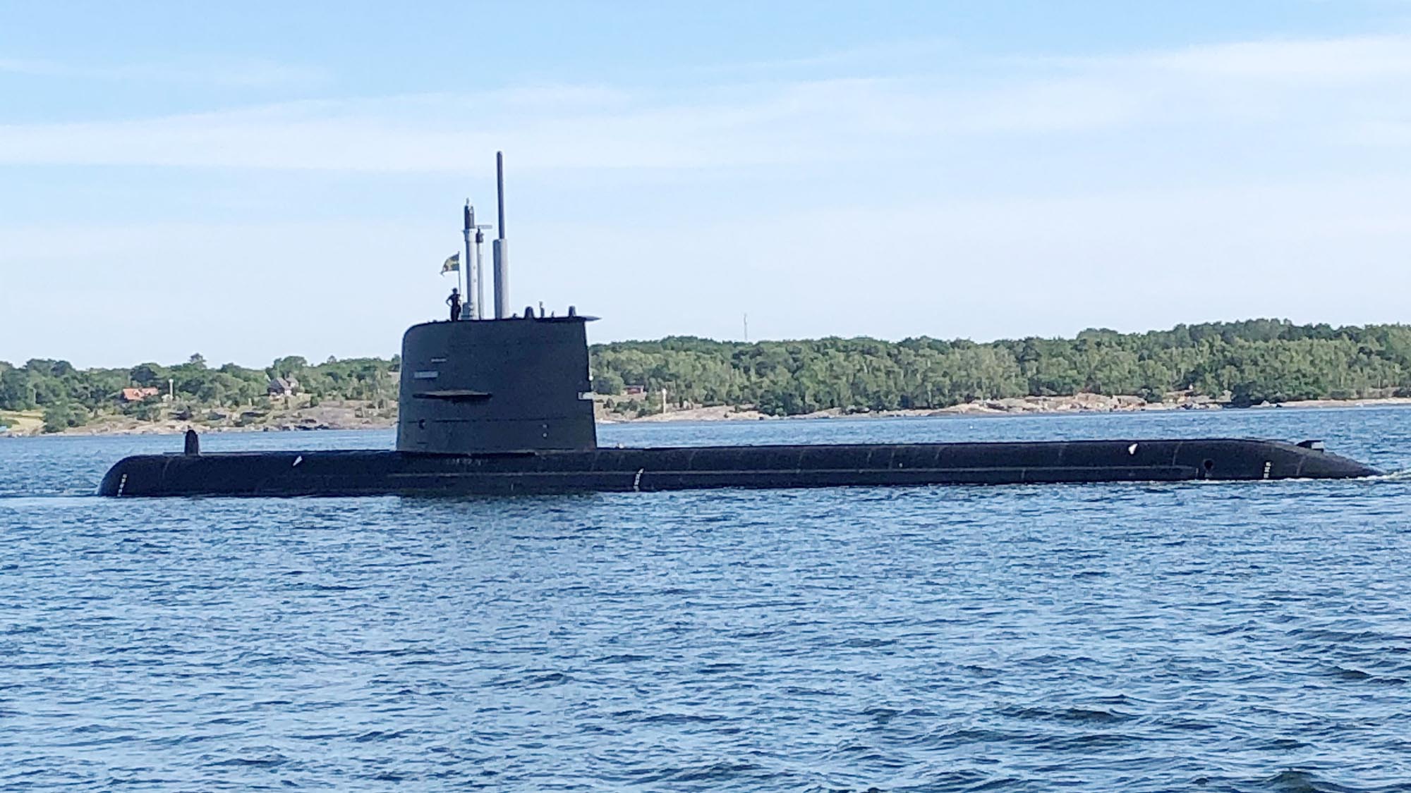 Vid materielöverlämningen i Karlskrona mottog Försvarsmakten HMS Uppland i ny skepnad, två meter längre och med utökade samt nya förmågor.