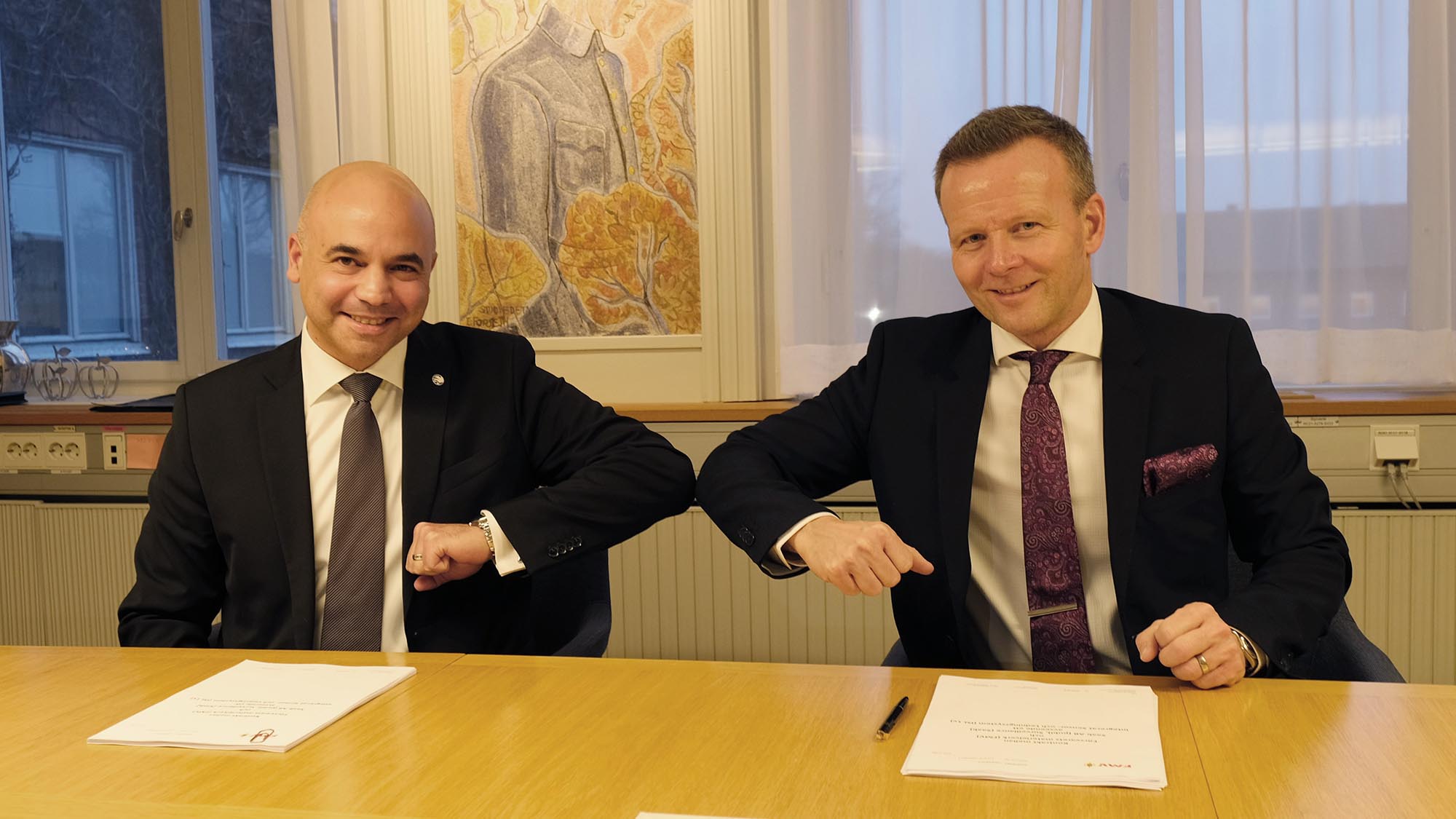 Mikael Frisell, som är chef för Armémateriel vid FMV, undertecknade kontraktet tillsammans med Anders Carp, vice vd för Saab och chef för affärsområde Surveillance. 