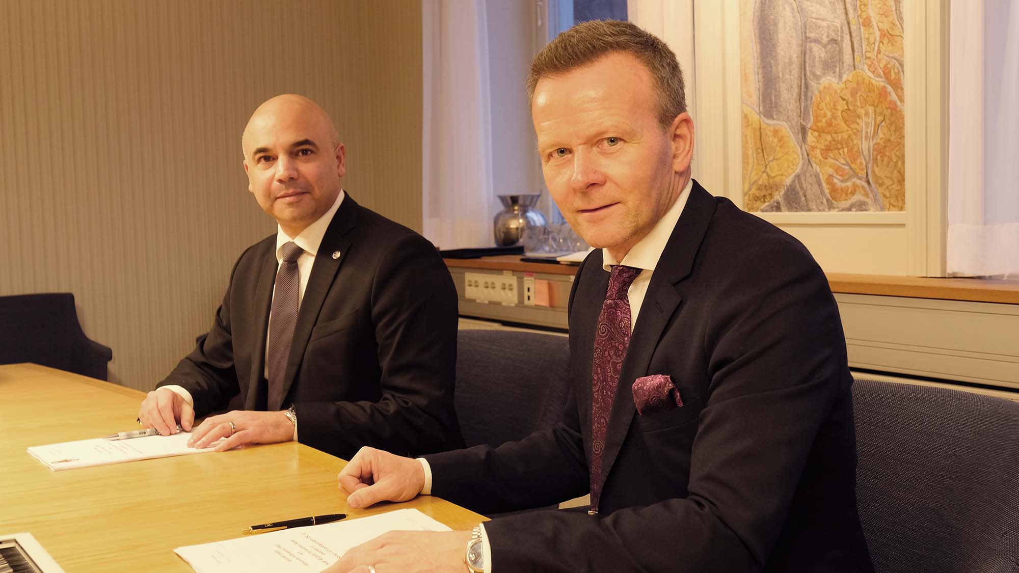 Mikael Frisell, som är chef för Armémateriel vid FMV, undertecknade kontraktet tillsammans med Anders Carp, vice vd för Saab och chef för affärsområde Surveillance. 