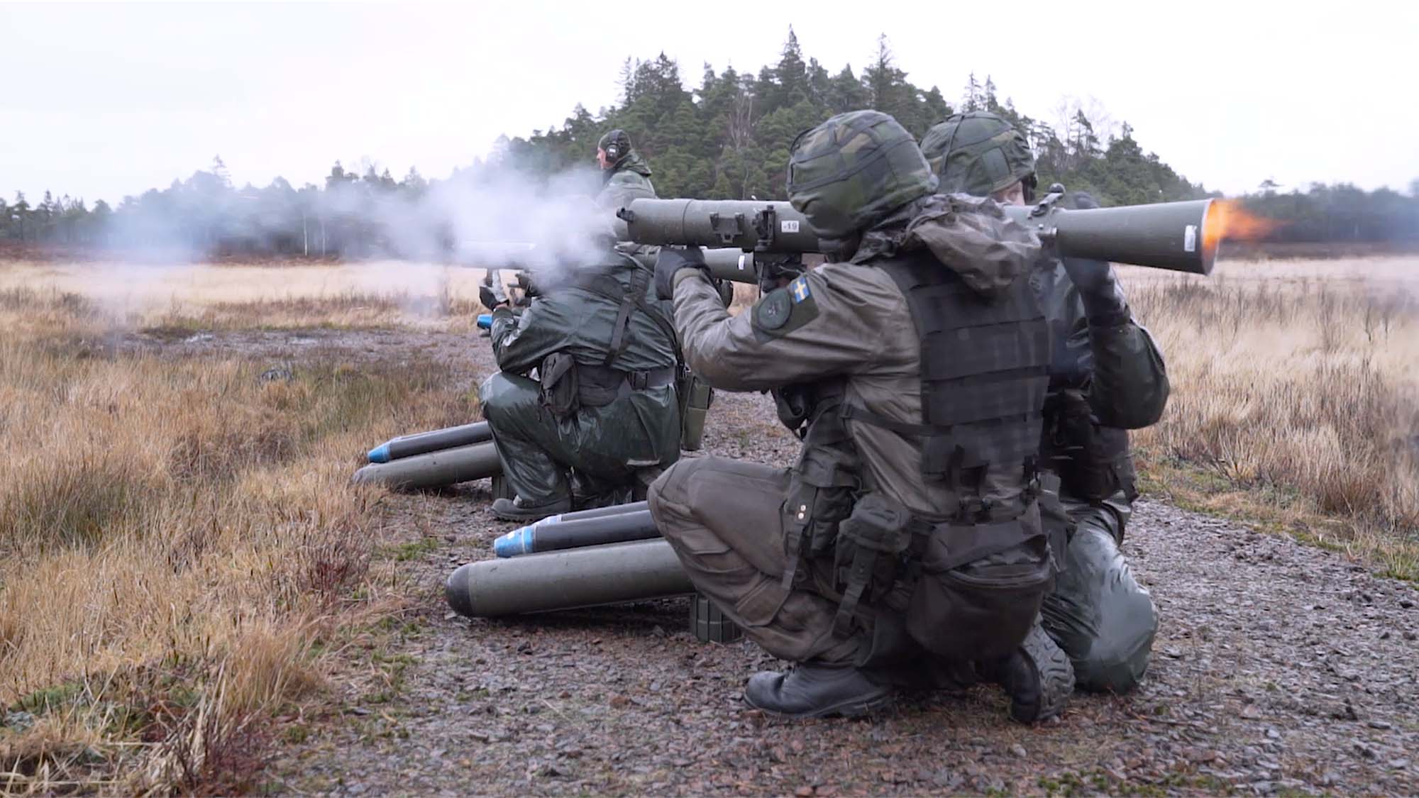 Soldater i uniform under övning