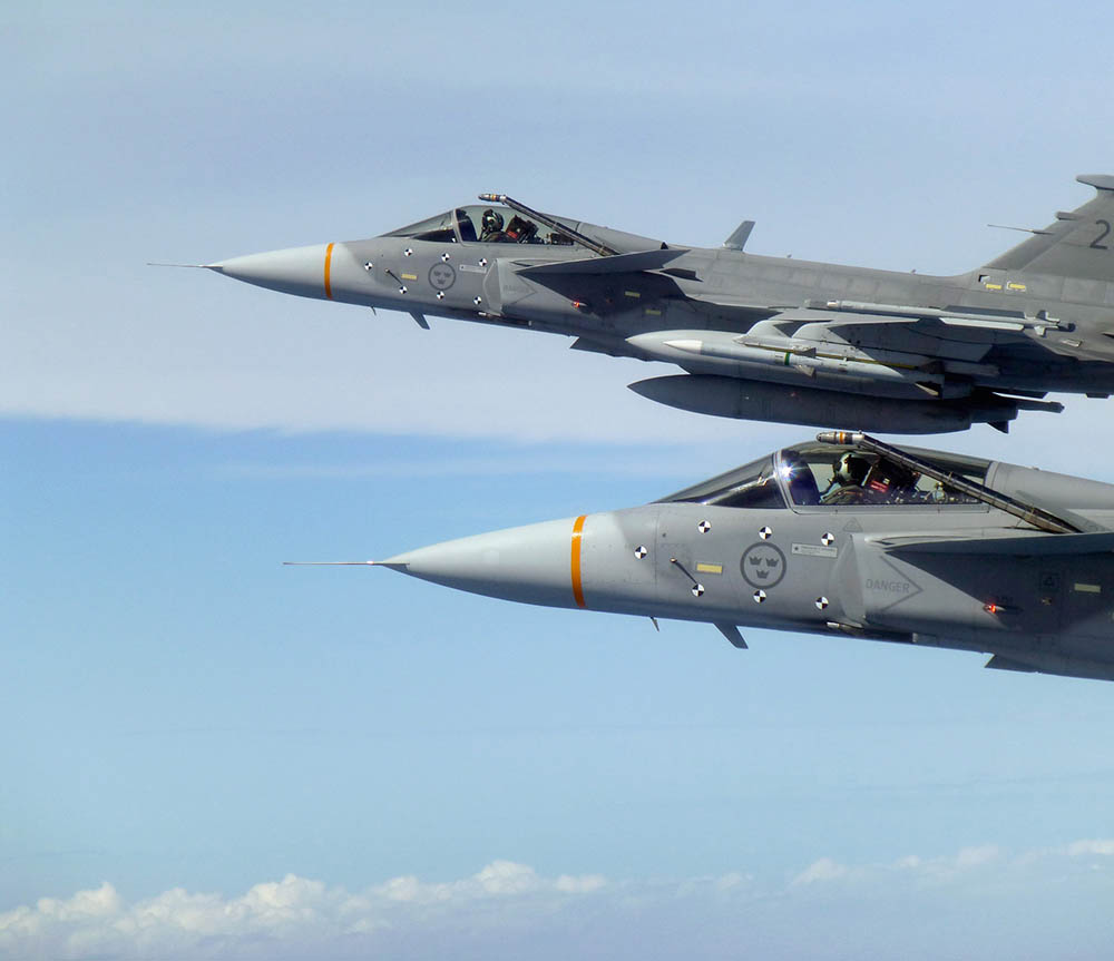 Två JAS Gripen i luften