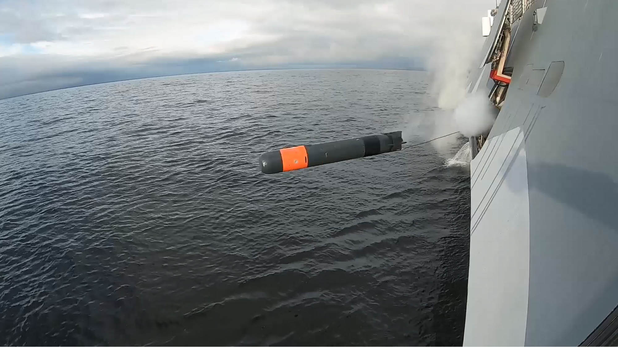 Torpeden lämnar Visbykorvetten i samband med ett test där man studerade hur torpeden lämnar fartyget och tar sig ner i vattnet och hur kommunikationen med torpeden och styrningen mot mål fungerar.
