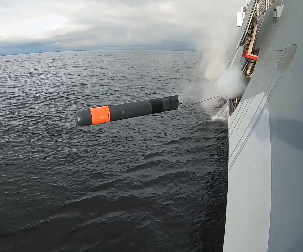 Torpeden lämnar Visbykorvetten i samband med ett test där man studerade hur torpeden lämnar fartyget och tar sig ner i vattnet och hur kommunikationen med torpeden och styrningen mot mål fungerar.