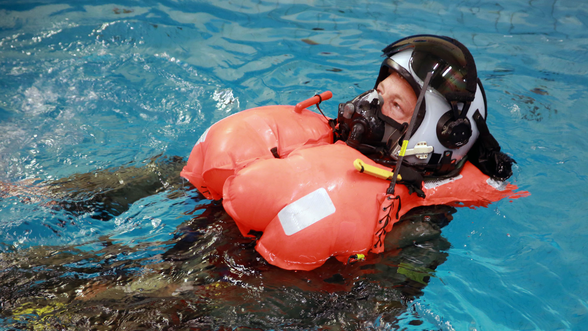 Säkerhetsutrustningen provas bland annat genom simulerad vattenlandning med fallskärm i bassäng. Foto: Pia Ericsson FMV